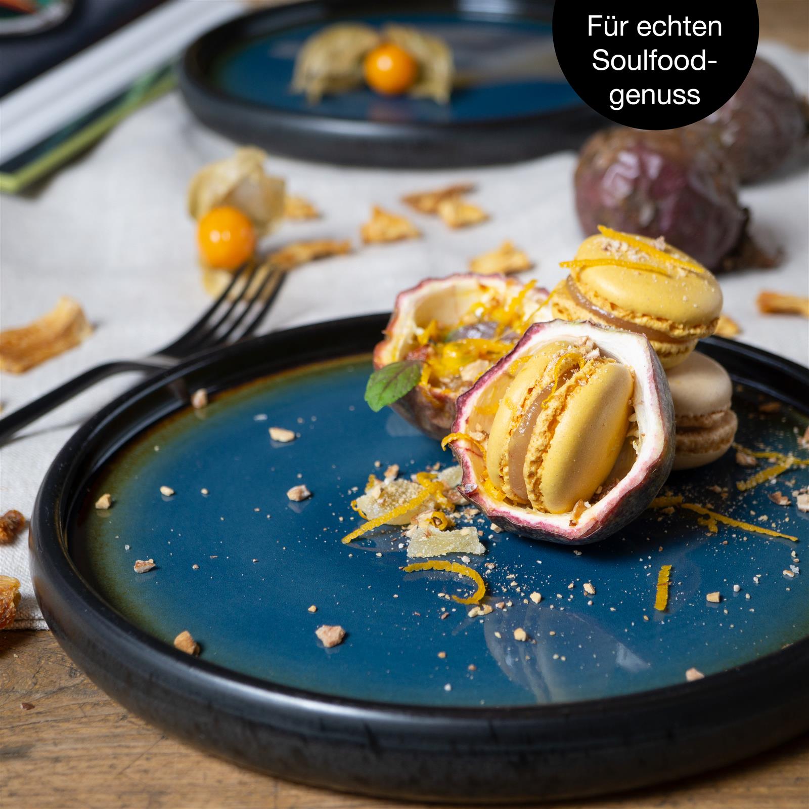 Vierteiliger Gourmet-Dessert-Teller-Set in reaktivem Blau und Braun auf einem weißen Hintergrund, 4-teilig