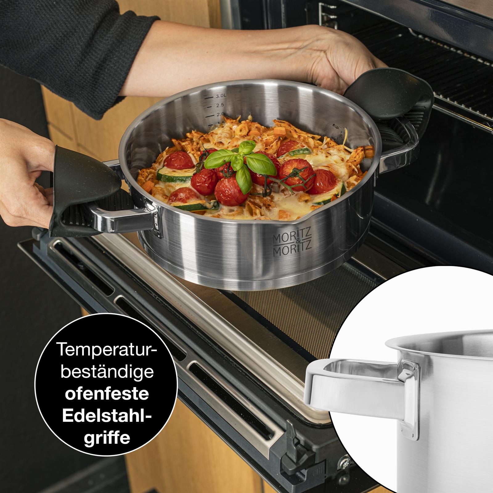 Die 24cm Servierpfanne mit Deckel von Moritz und Moritz, abgebildet in einem modernen Küchenambiente, verfügt über eine hochwertige Antihaftbeschichtung und ergonomische Griffe für komfortables Kochen.