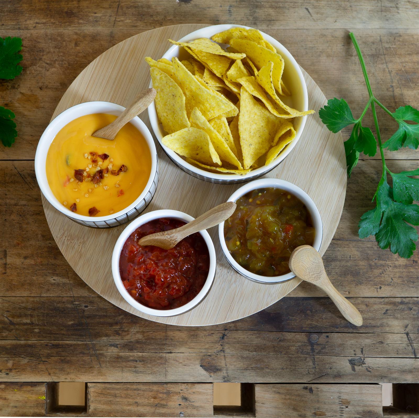 Mittagessen auf einer rustikalen Schieferplatte serviert: Frische Petersilie dekoriert, harmoniert mit mediterranen Aromen; stilvolle Präsentation für anspruchsvolle Feinschmecker.