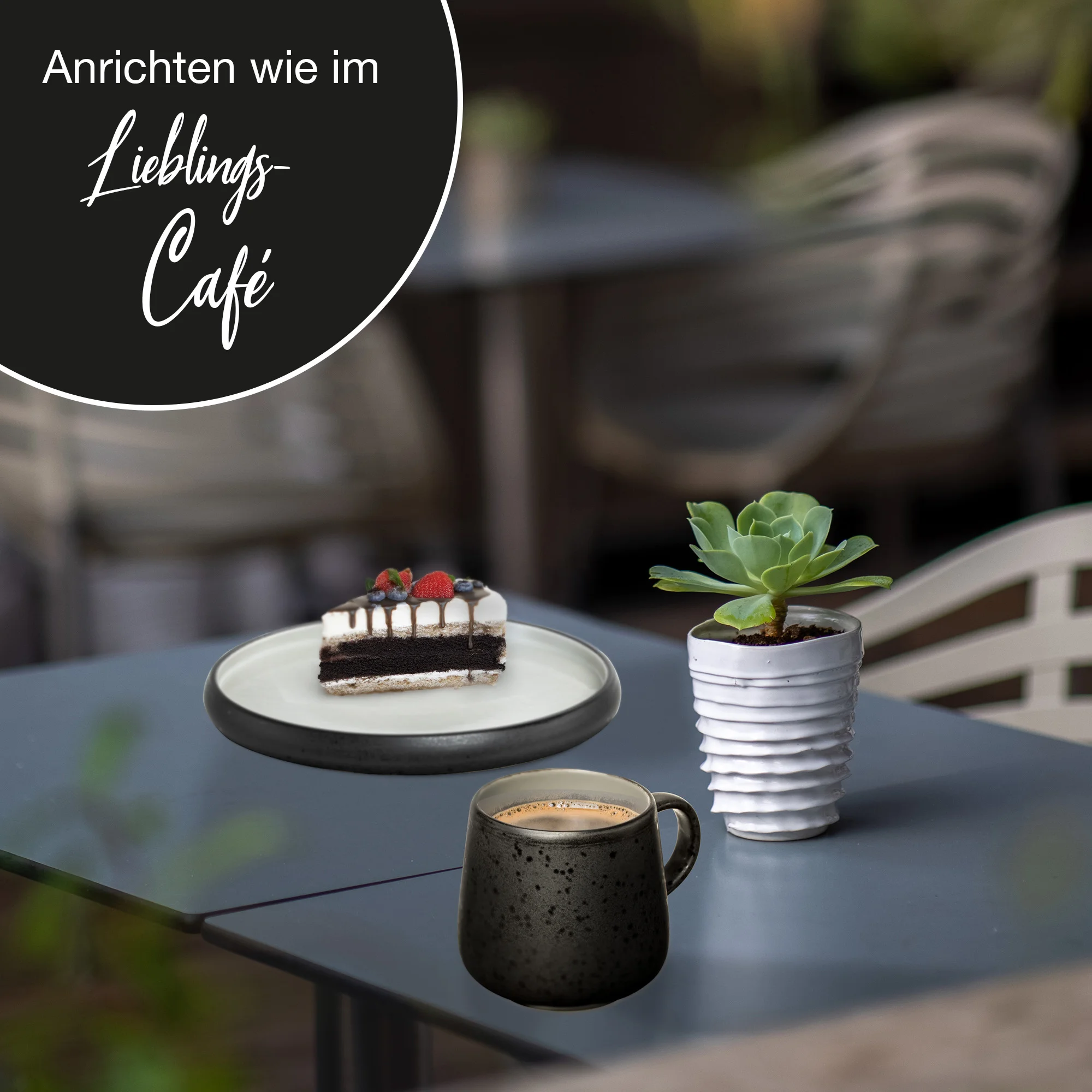 Gewürzregal aus Holz mit sieben gefüllten Gläsern – dekoratives Gewürzständer-Set für Küche Zwei gestapelte weiße Servierschalen mit drei Unterteilungen, gefüllt mit gewürztem Popcorn, gerösteten Nüssen und Crackern, stehen auf einem dunklen Holzbrett; im Hintergrund unscharf weitere Snacks und ein Getränkeglas.