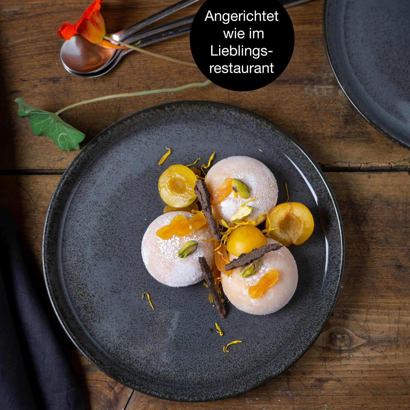 Tellerset in Anthrazit, 6-teiliges Gourmet-Salatteller-Set in Anthrazit, arrangiert auf einem Tisch