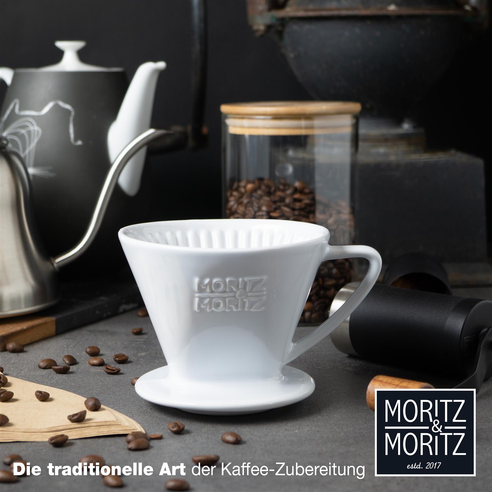 Kaffeefilter Größe 2 aus braunem ungebleichtem Papier, aufgefächert vor weißem Hintergrund