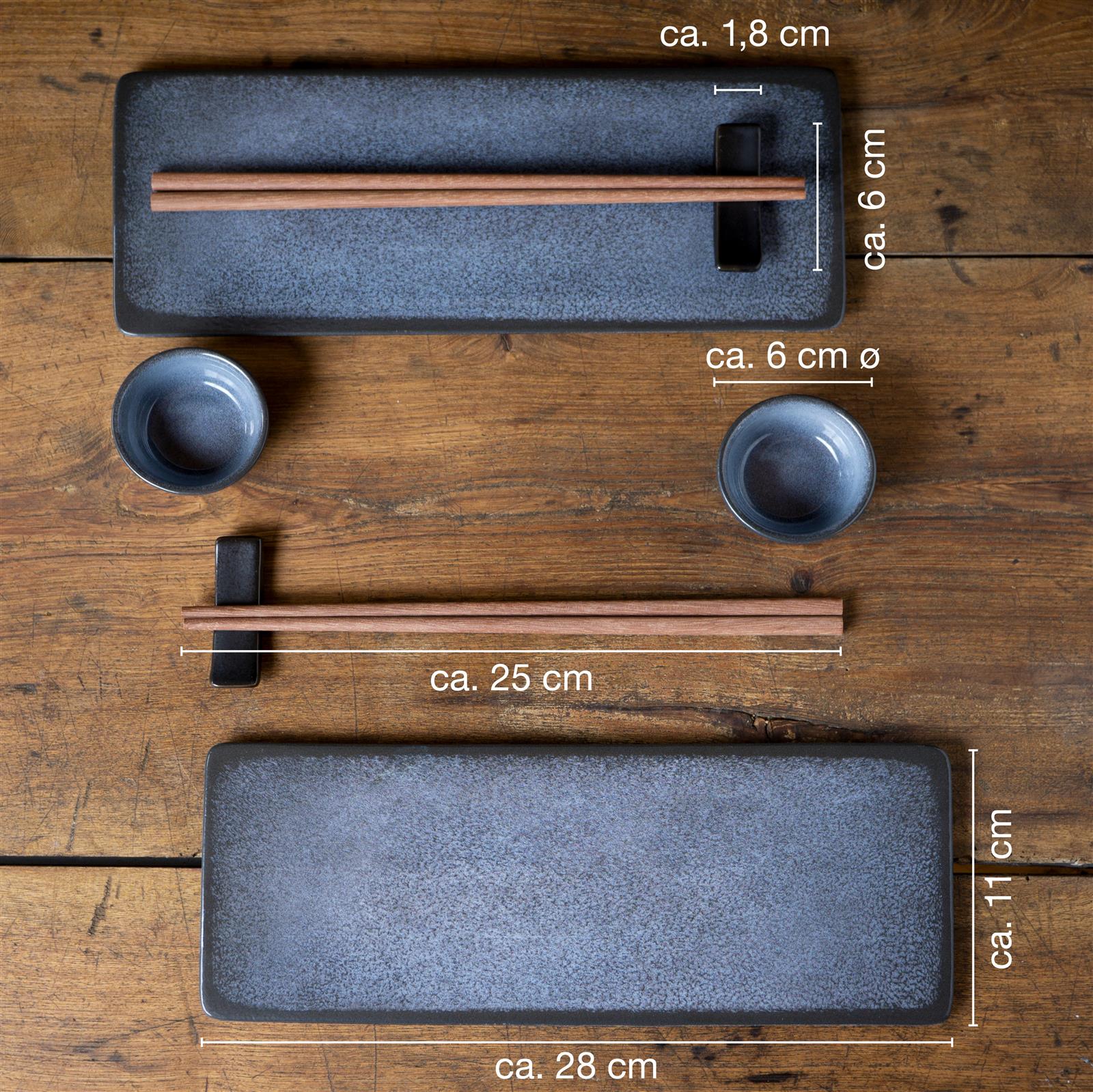 10-teiliges Sushi-Set in Blau aus Keramik mit Stäbchen und Sojasaucenschälchen 10-teiliges Sushiset in Blau auf einem Holzuntergrund, bestehend aus zwei rechteckigen Tellern, zwei kleinen Schälchen, zwei Essstäbchenpaaren mit Ablagen sowie zwei Sojasaucenschälchen; modernes, minimalistisches Design.