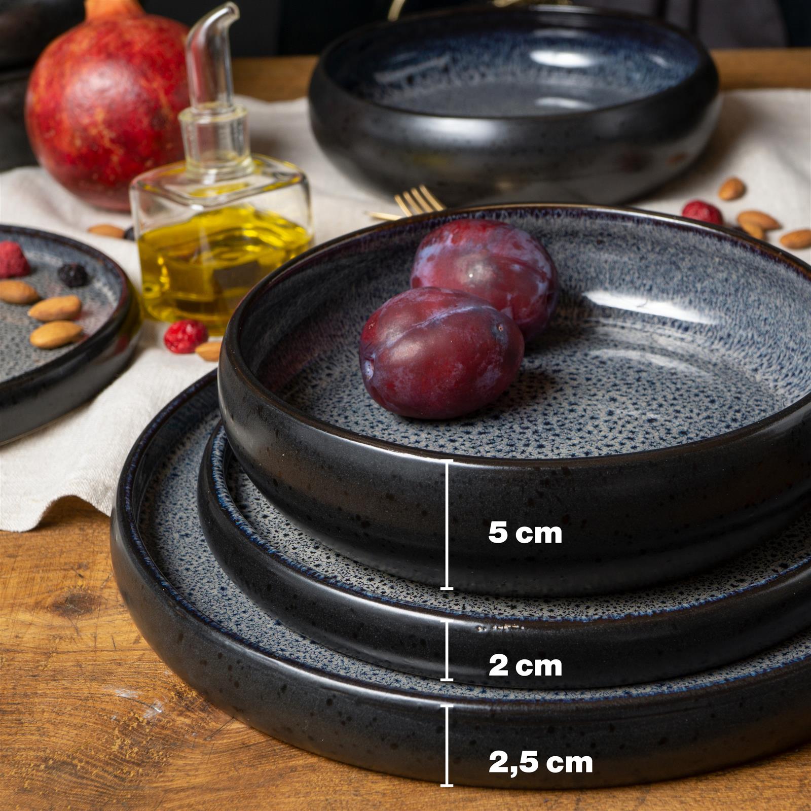 Geschirrset für 6 Personen aus Keramik – 30-teiliges Tellerset in modernem Design Sechsteiliges weißes Geschirrset für sechs Personen, bestehend aus Esstellern, Suppentellern und Desserttellern, gleichmäßig auf weißem Untergrund angeordnet.