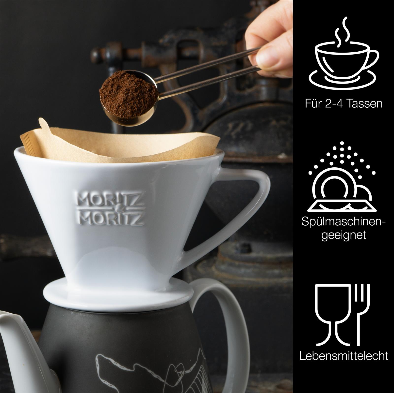 Zwei braune, ungebleichte Papier-Kaffeefilter der Größe 4 liegen leicht versetzt auf einem hellen Untergrund; sie wirken nachhaltig und ökologisch, ideal für Handfilter-Kaffeemaschinen.