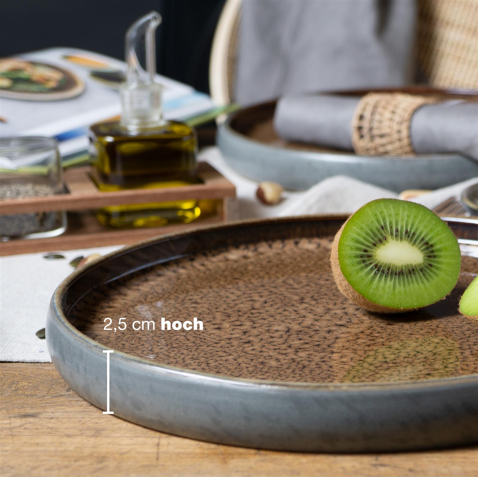 Vier-teiliges Gourmet-Dinner-Teller-Set in reaktivem Beige auf einer Tischpräsentation, 4-teilig
