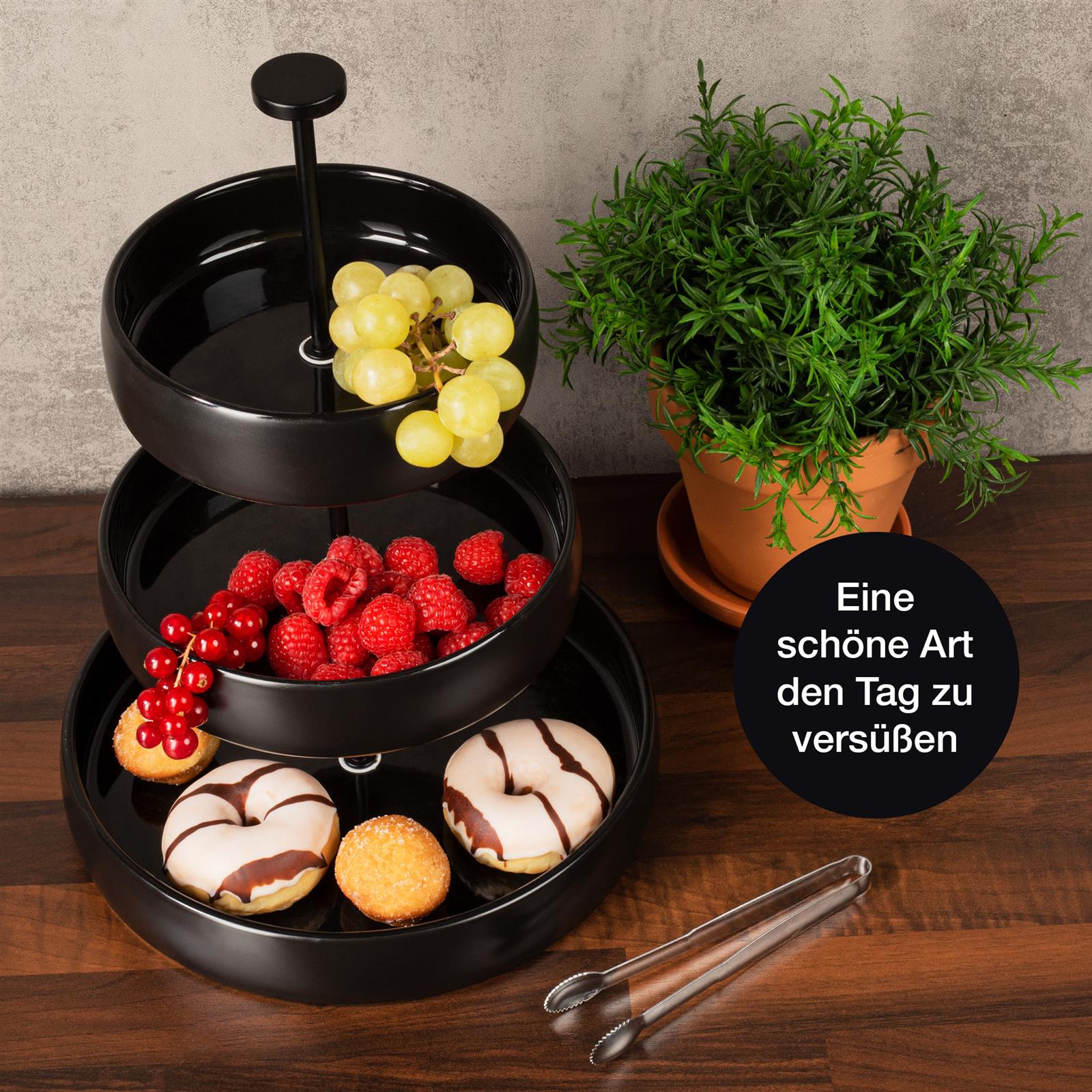 Etagere rund schwarz Steingut modernes Design Küchenaccessoire Dreistöckige runde Etagere aus schwarzem Steingut, ideal zur Präsentation von Desserts oder kleinen Snacks, mit elegantem und modernem Design.
