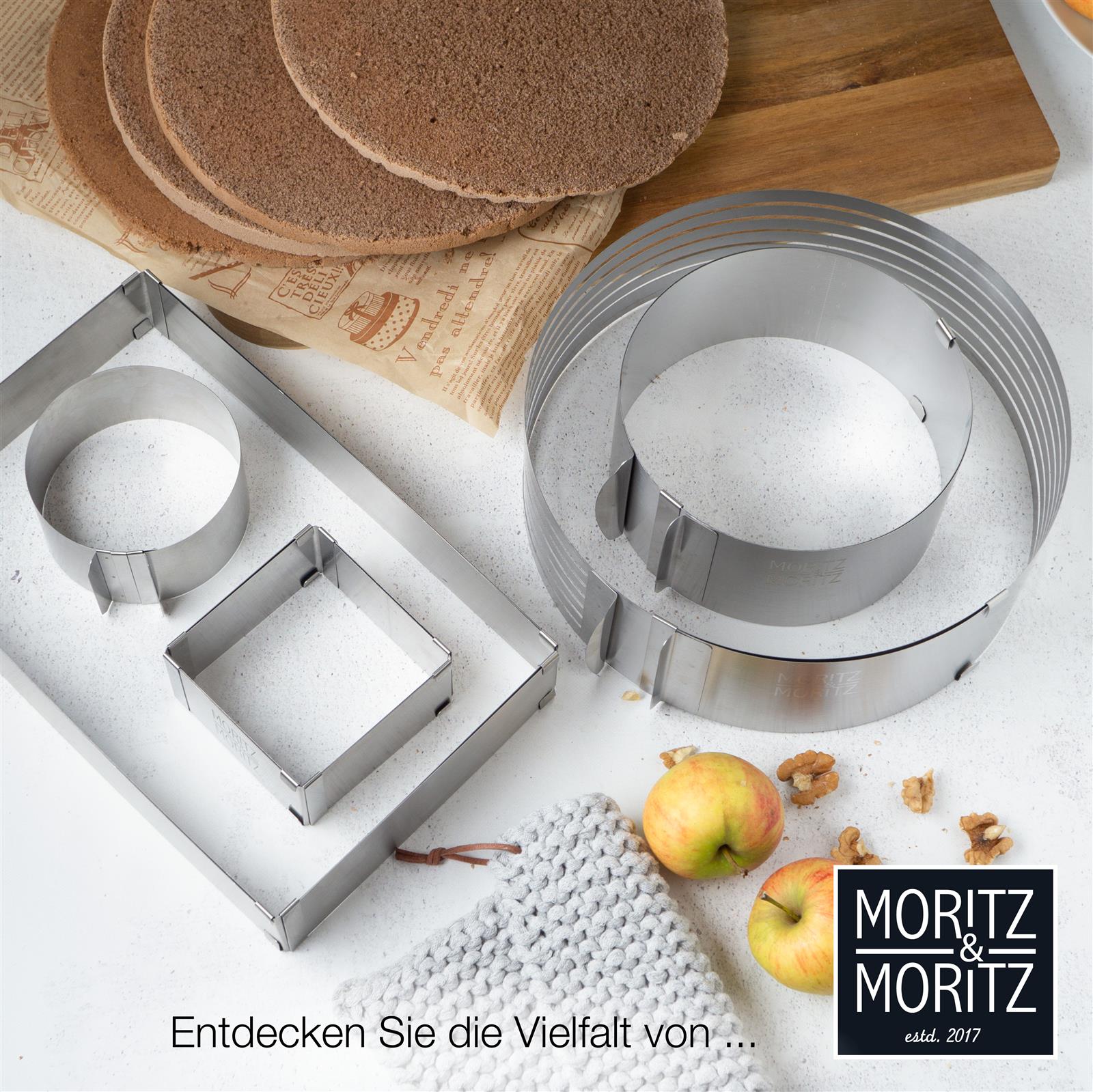 Bild eines großen Backrahmens aus Metall, gefüllt mit einer köstlichen Schicht Erdbeer-Sahne-Creme, auf einem Holzbrett in einer Küche.