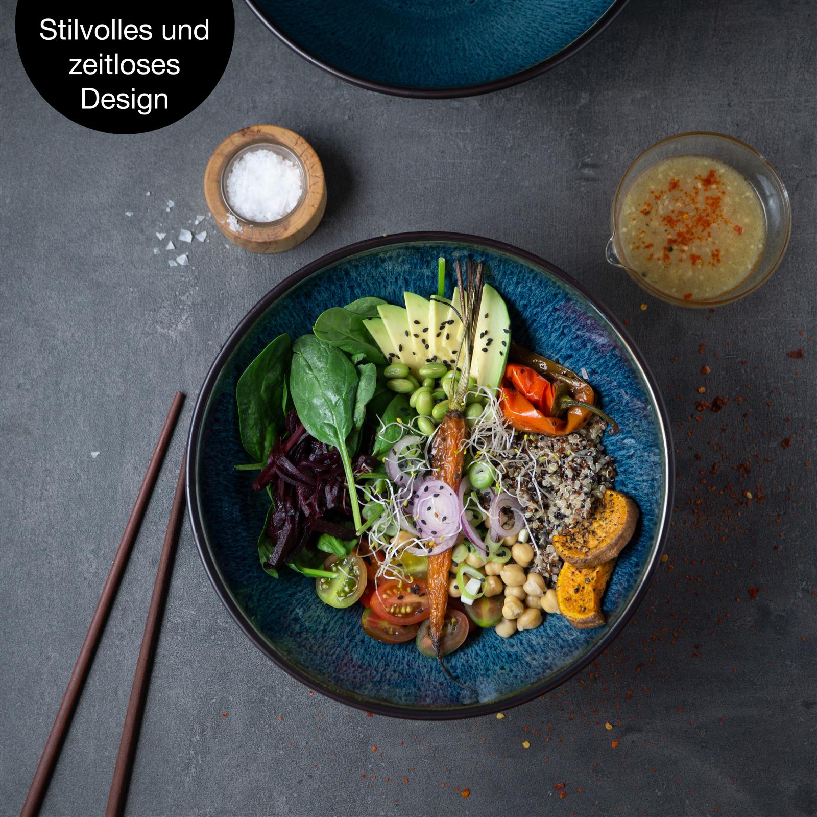 Zwei Salatschalen aus klarem Glas mit geformtem Rand, gefüllt mit frischem Gemüsesalat, 2-teilig