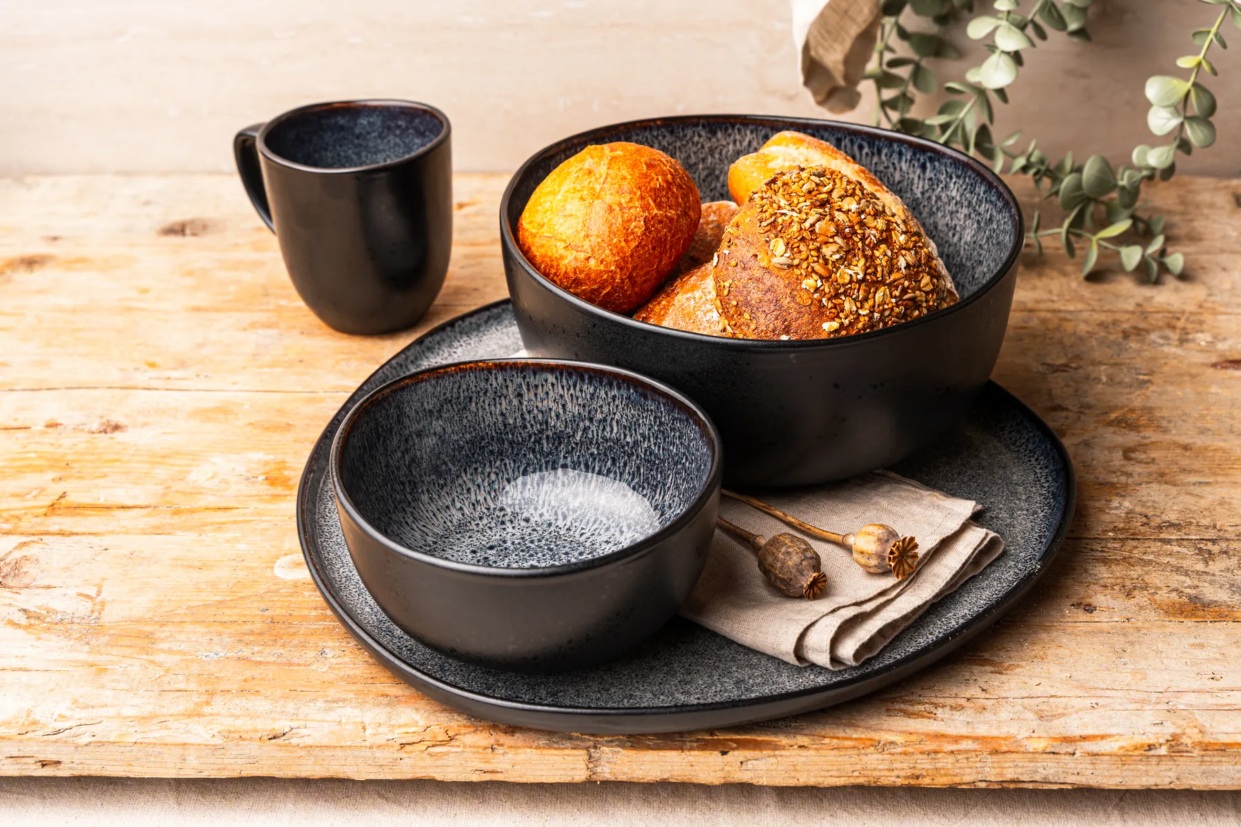 ORGANIC Geschirr in Grau mit Brötchen, Schale, Teller und Becher auf Holz