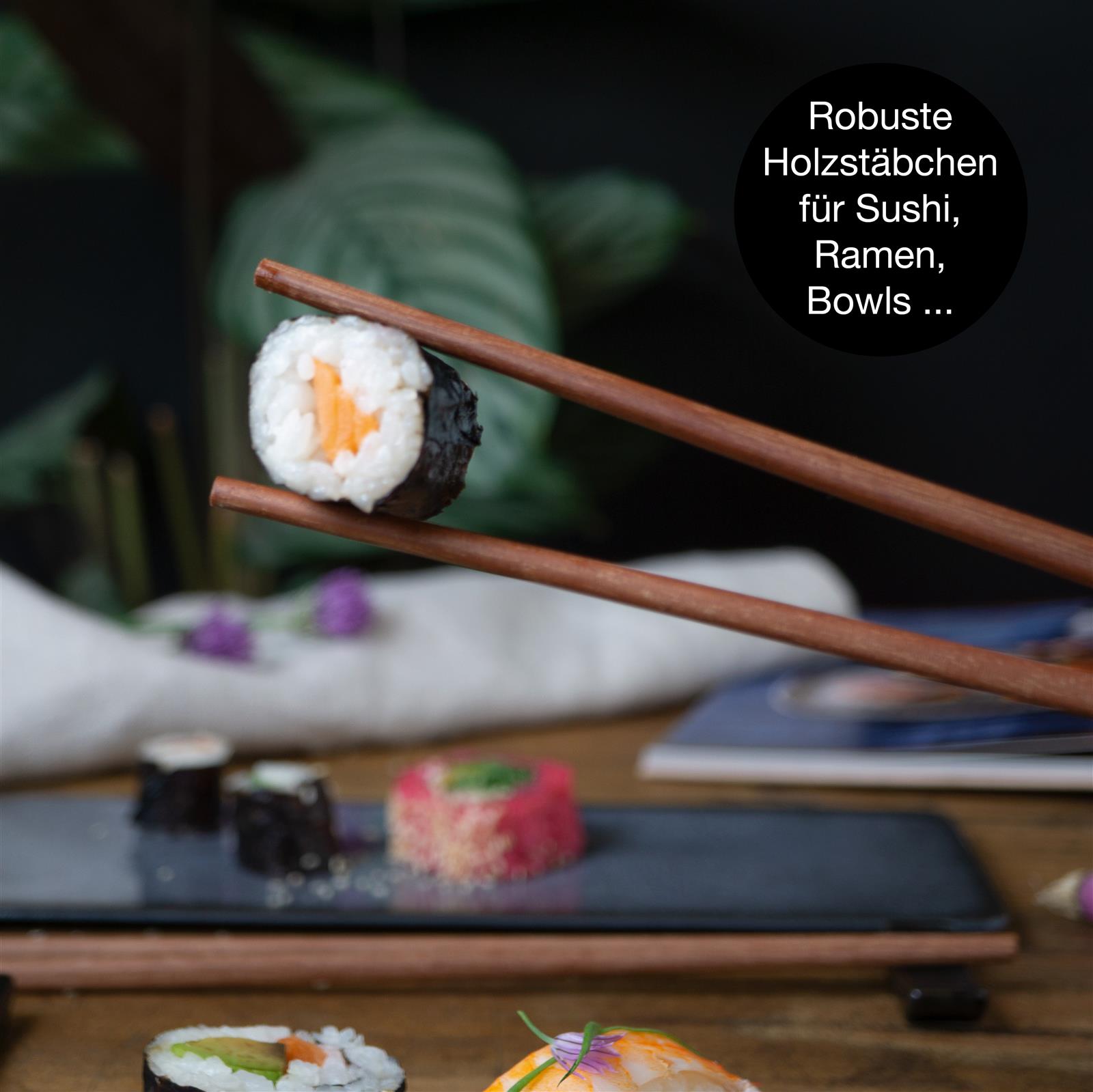 10-teiliges Sushi-Set in Blau aus Keramik mit Stäbchen und Sojasaucenschalen 10-teiliges Sushi-Set in Blau auf einem gedeckten Tisch, bestehend aus zwei rechteckigen Tellern, zwei kleinen Sojasaucen-Schälchen, zwei Paar Stäbchen mit Ablagen sowie zwei kleinen runden Schüsseln und einem großen Servierteller mit Sashimi und Sushi, a