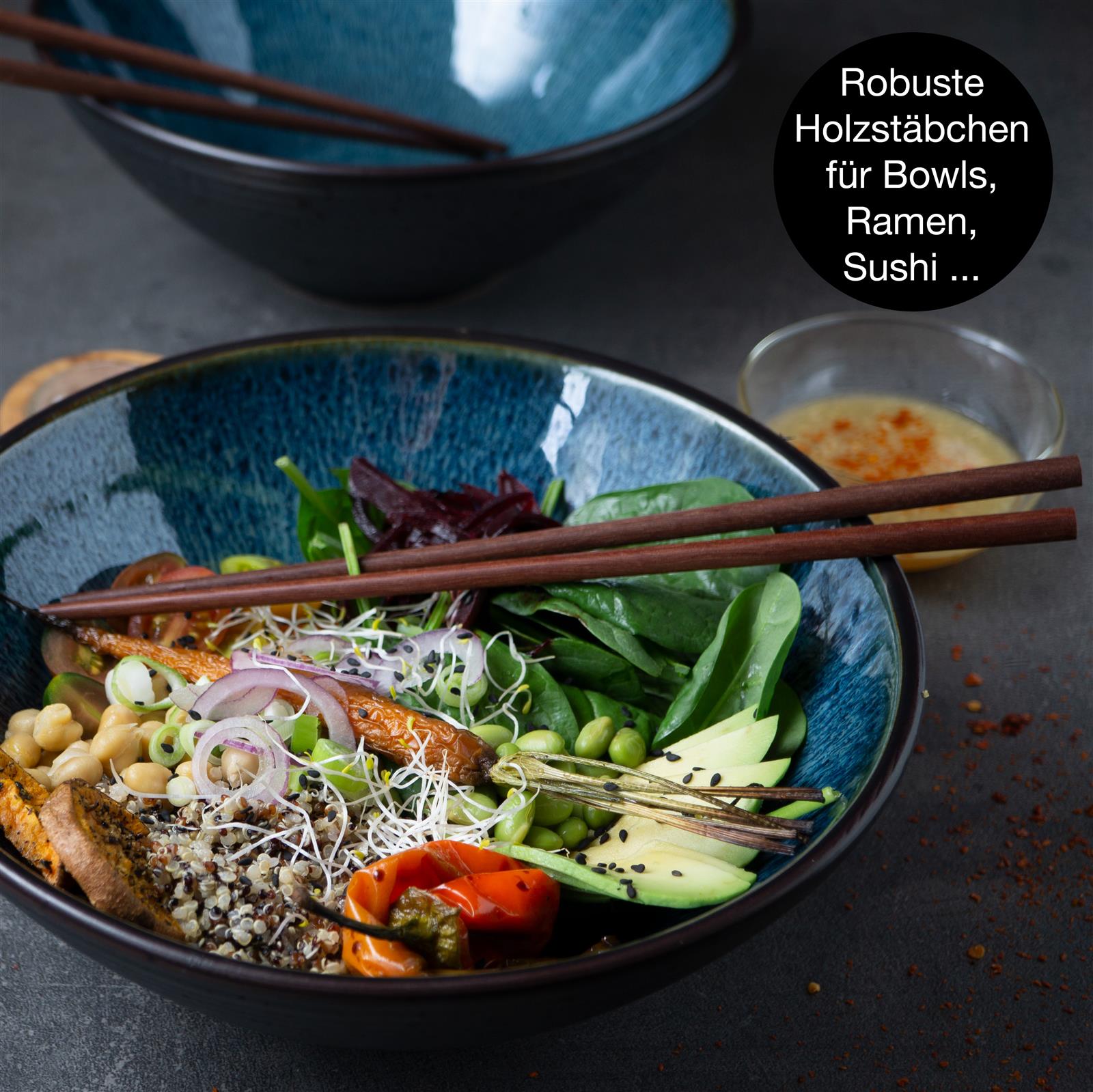 Zwei stilvoll angerichtete Salat Bowls auf einem gedeckten Tisch, gefüllt mit frischen, bunten Zutaten wie Avocado, Tomaten, Radieschen und Mikrogrün, dekoriert mit Essbesteck und einer Wasserkaraffe im Hintergrund.