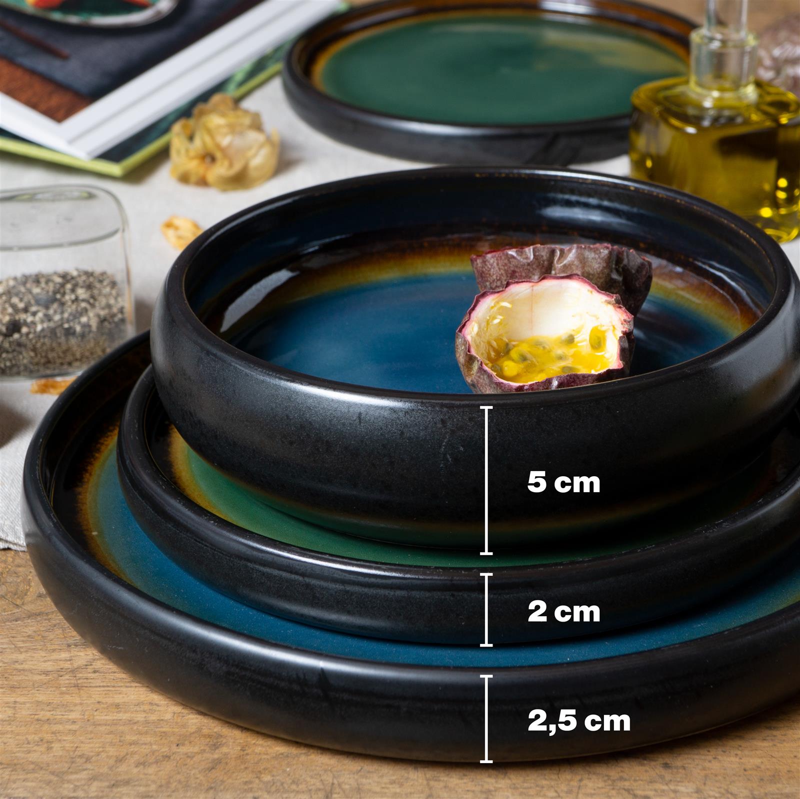 Modernes 16-teiliges Geschirrset in Grün und Blau – stilvoll und spülmaschinenfest Geschirrset bestehend aus grün-blauen Tellern, Schüsseln und Tassen aus Keramik, ordentlich auf einem Holztisch arrangiert.