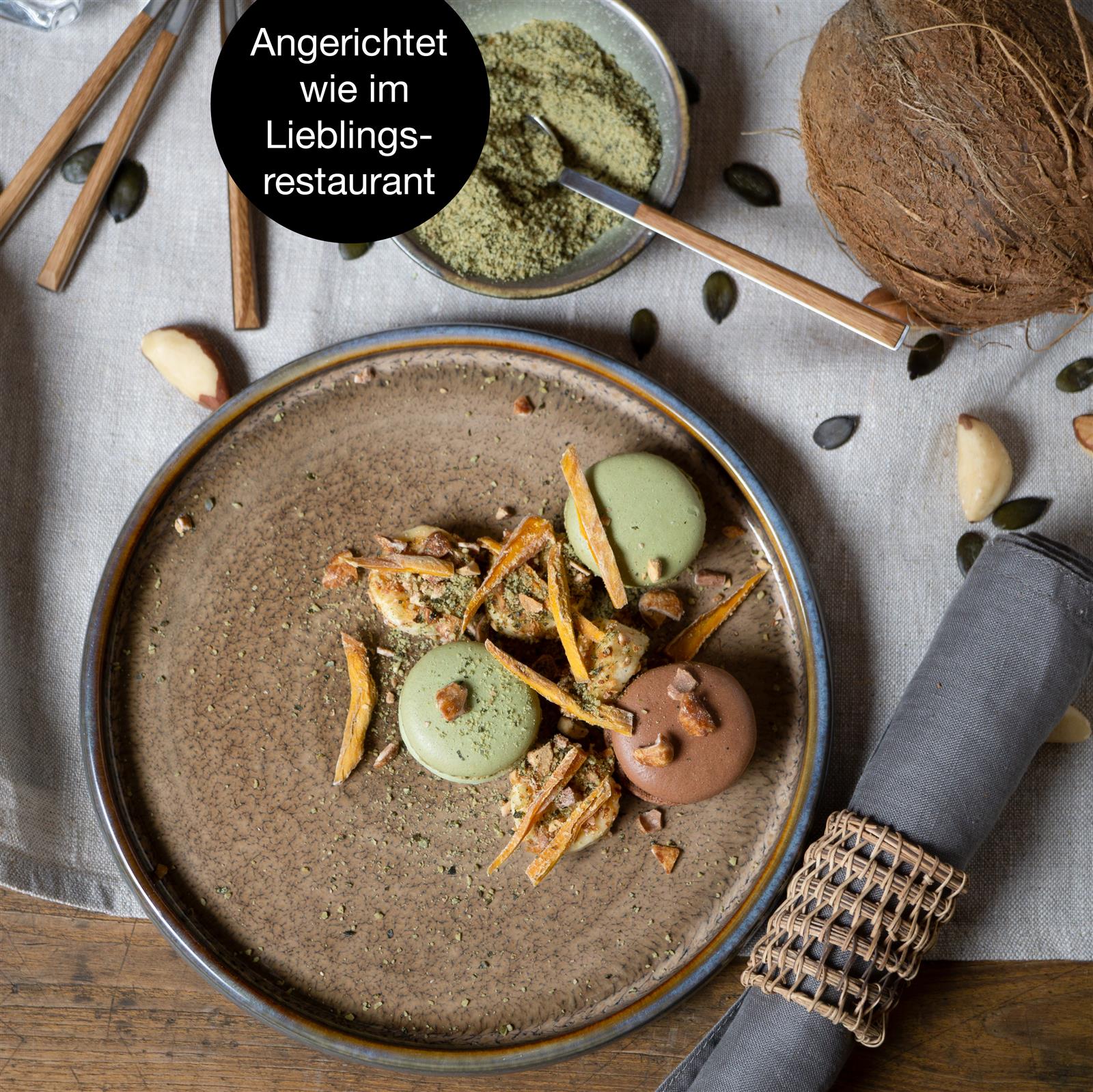 Reaktiv beige Gourmet Dessert Teller Set, 4-teilig, kunstvoll präsentierte Teller auf dunklem Hintergrund