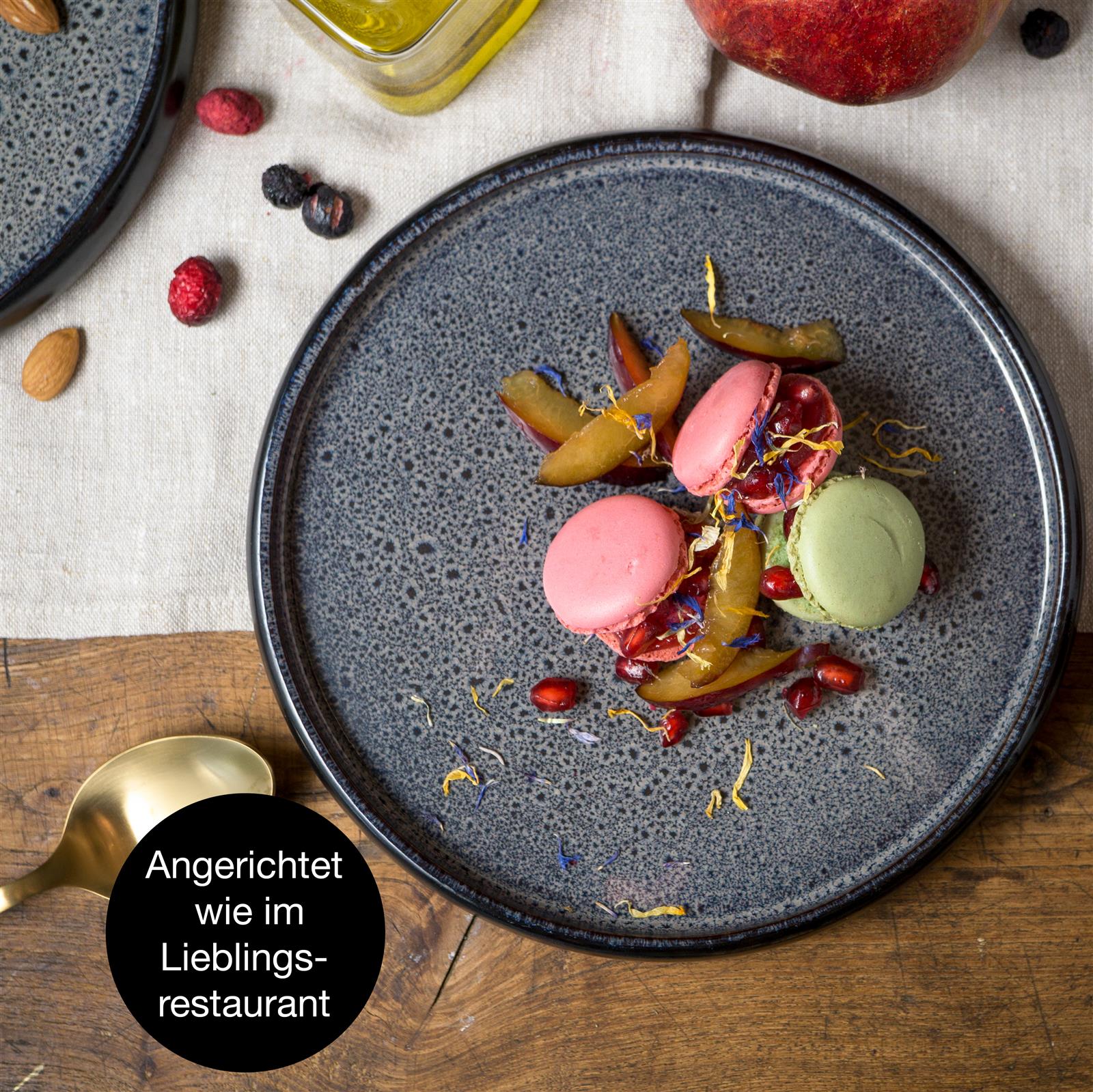 Grauer Gourmet-Dessertteller mit Präsentation eines kunstvoll angerichteten Desserts