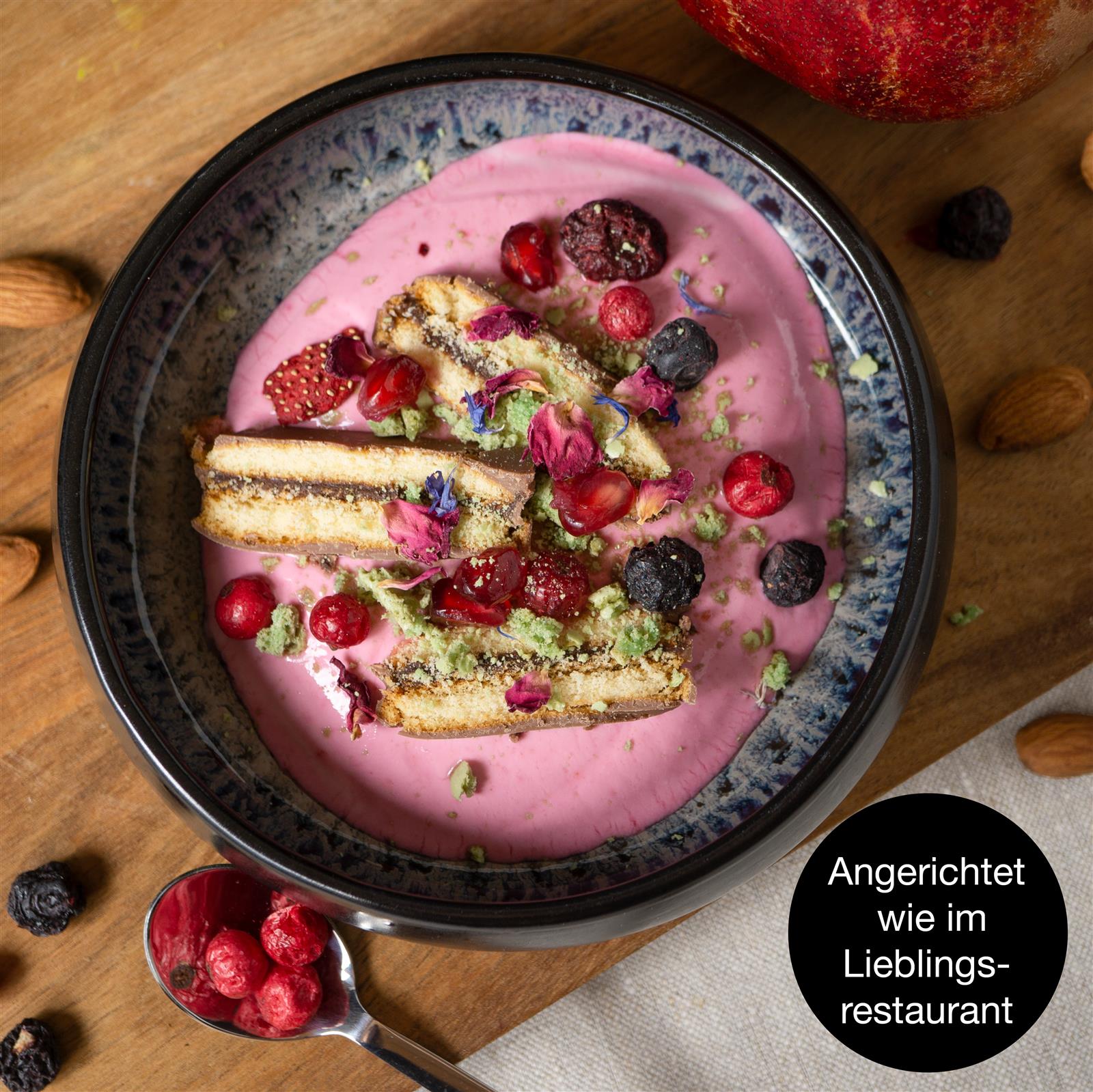 Luxuriöser Gourmetteller in elegantem Grau für stilvolle Tischdekoration Hochwertige Gourmet-Schale in elegantem Grau auf weißem Hintergrund, ideal für stilvolle Präsentationen in der modernen Küche.