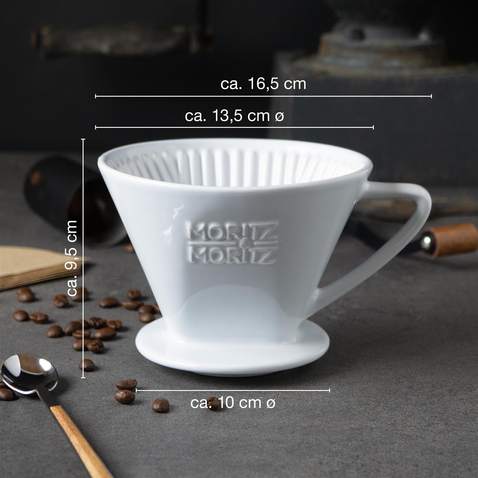 Ungebleichte Kaffeefilter der Größe 4 aus Papier, fächerartig auf einer hellen Holzoberfläche arrangiert