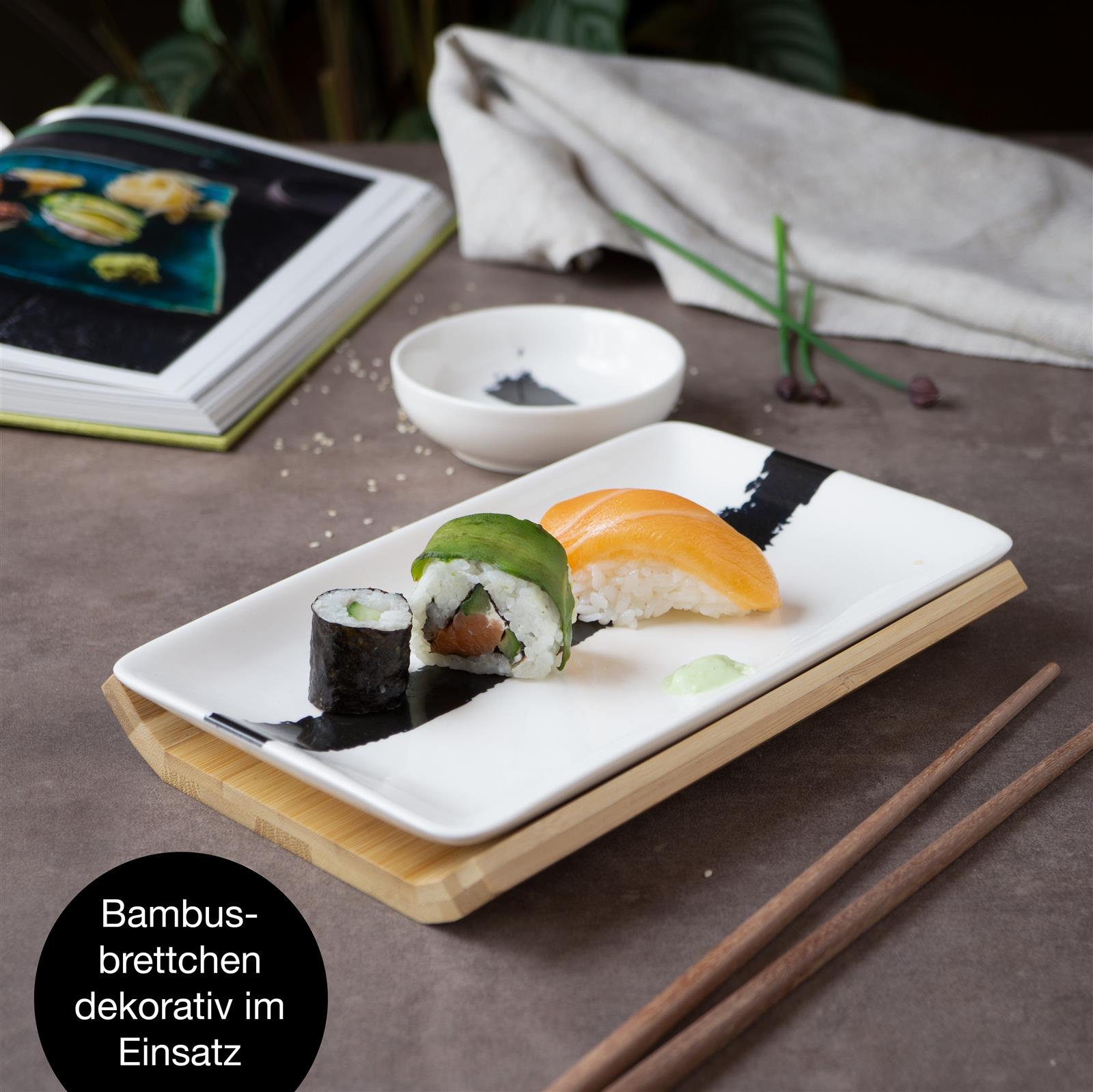 6-teiliges Gourmet-Sushi-Set in Schwarz mit Pinselstrich-Design, bestehend aus zwei gestalteten Sushi-Tellern