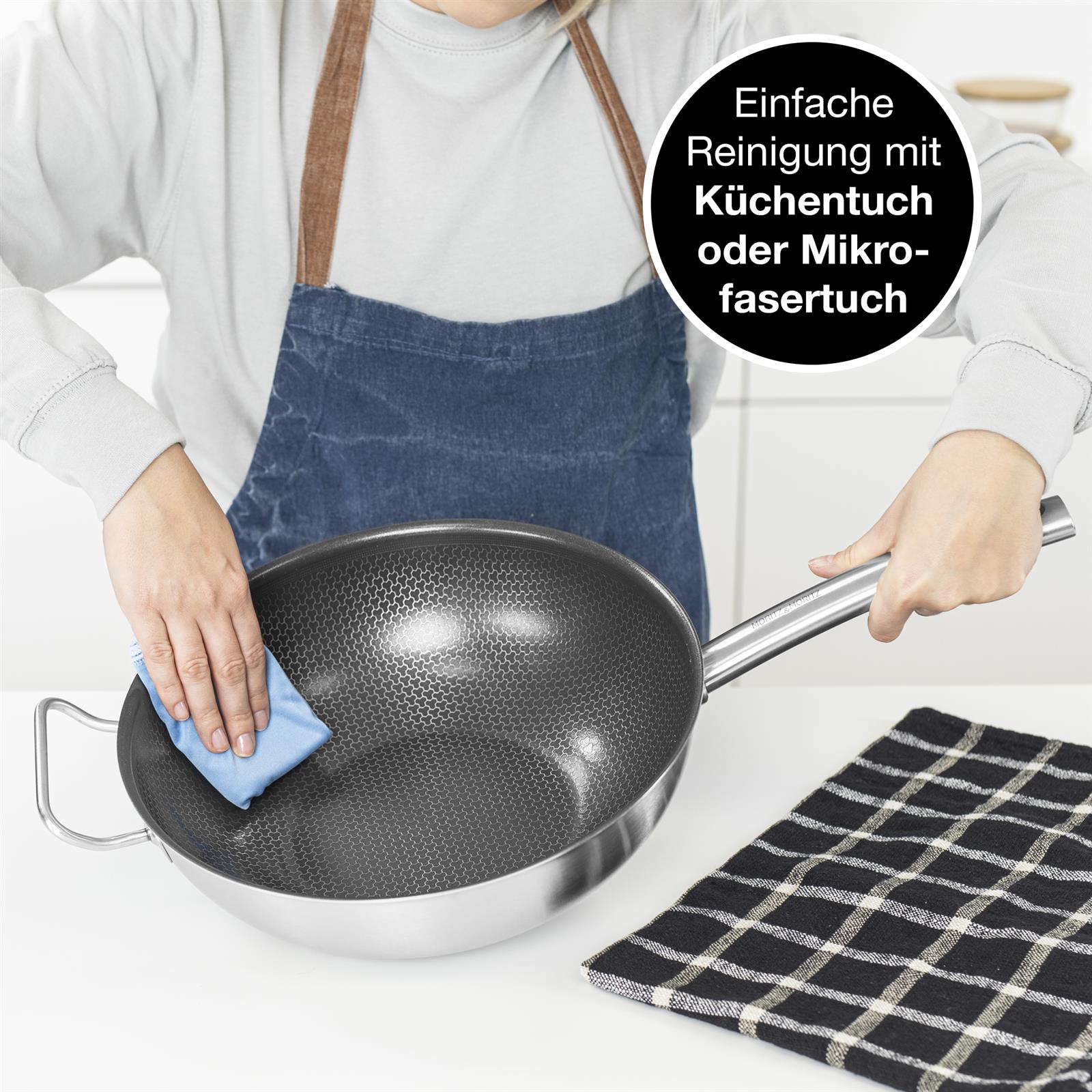 Schwarze Wokpfanne ohne Deckel mit 30 cm Durchmesser, aus Aluminium mit Antihaftbeschichtung, auf weißem Hintergrund