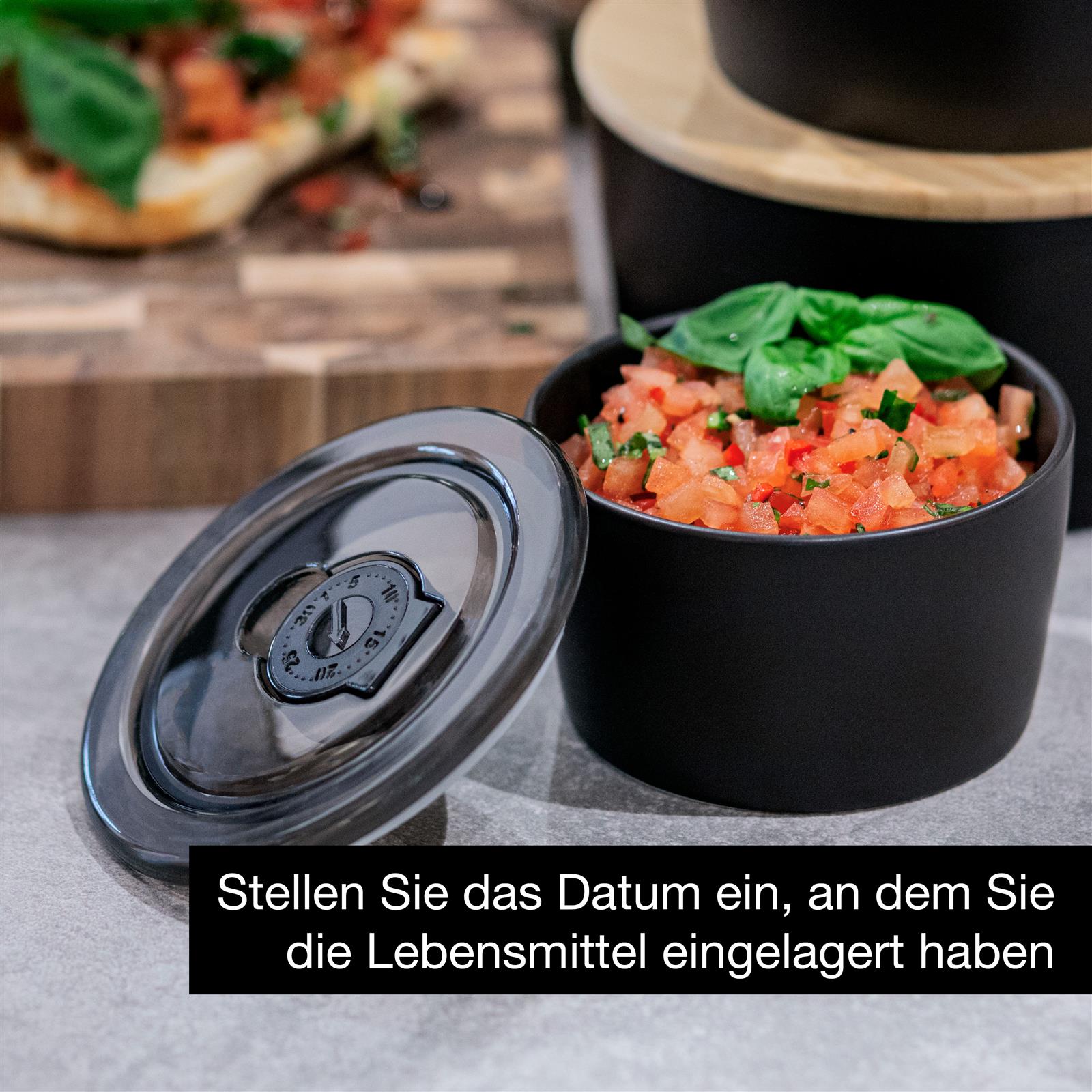 Schwarz-Weiß-Porzellanschüssel-Set auf Holztisch, dekorativ elegant, perfekt für stilvolles Servieren von Speisen.