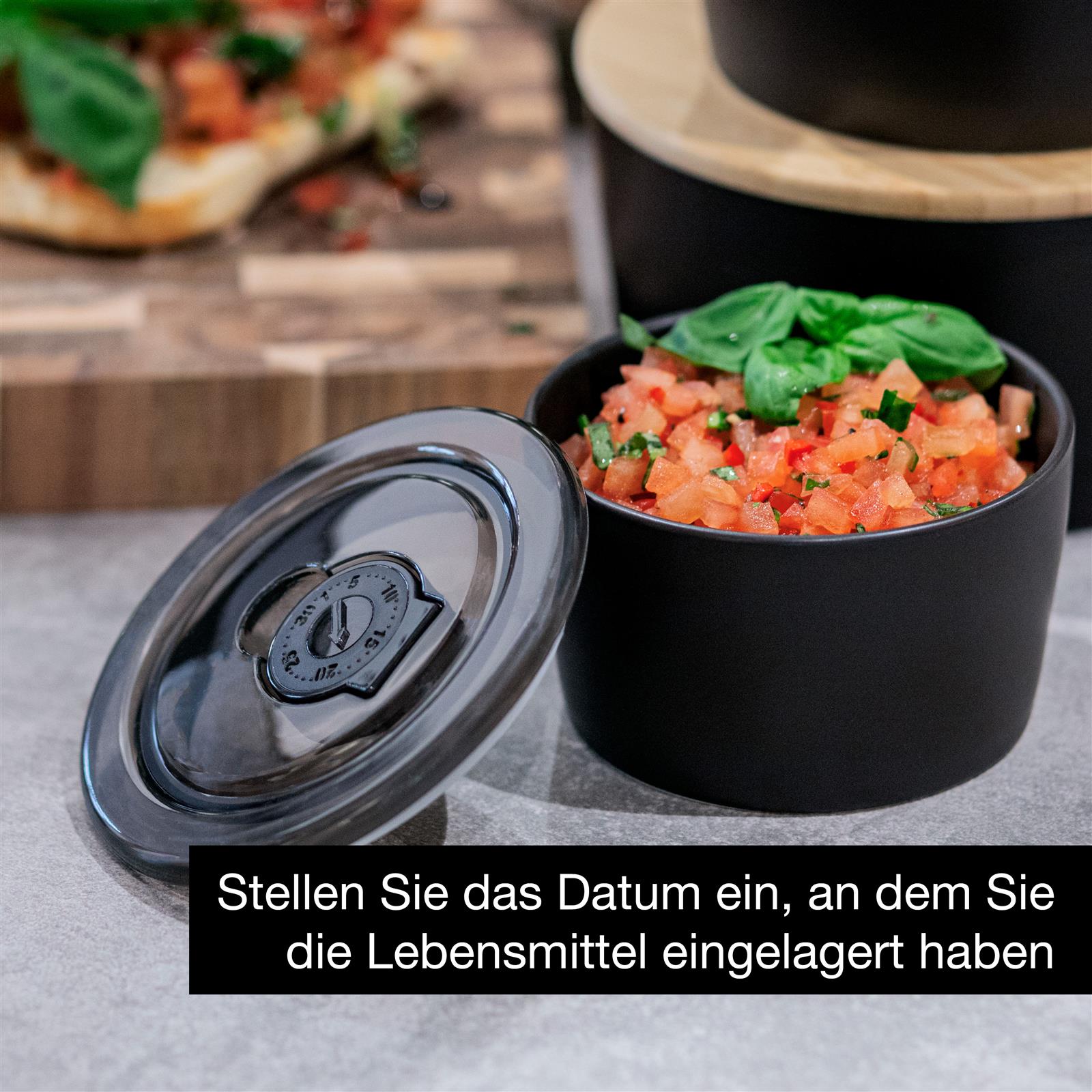 Schwarze Porzellanschüsseln in unterschiedlichen Größen stehen auf einer grauen Oberfläche