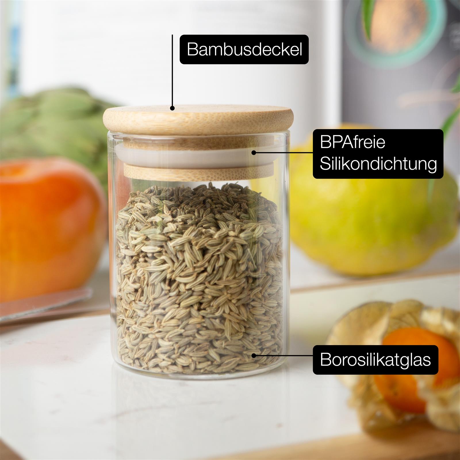 Set aus sechs transparenten Gewürzgläsern mit Holzdeckel, stehend auf einem hellen Küchenregal; jedes Glas ist unterschiedlich befüllt mit Kräutern und Gewürzen wie Pfeffer, Salz und Chili, modernes und minimalistisches Design, ideal zur stilvollen Aufbew