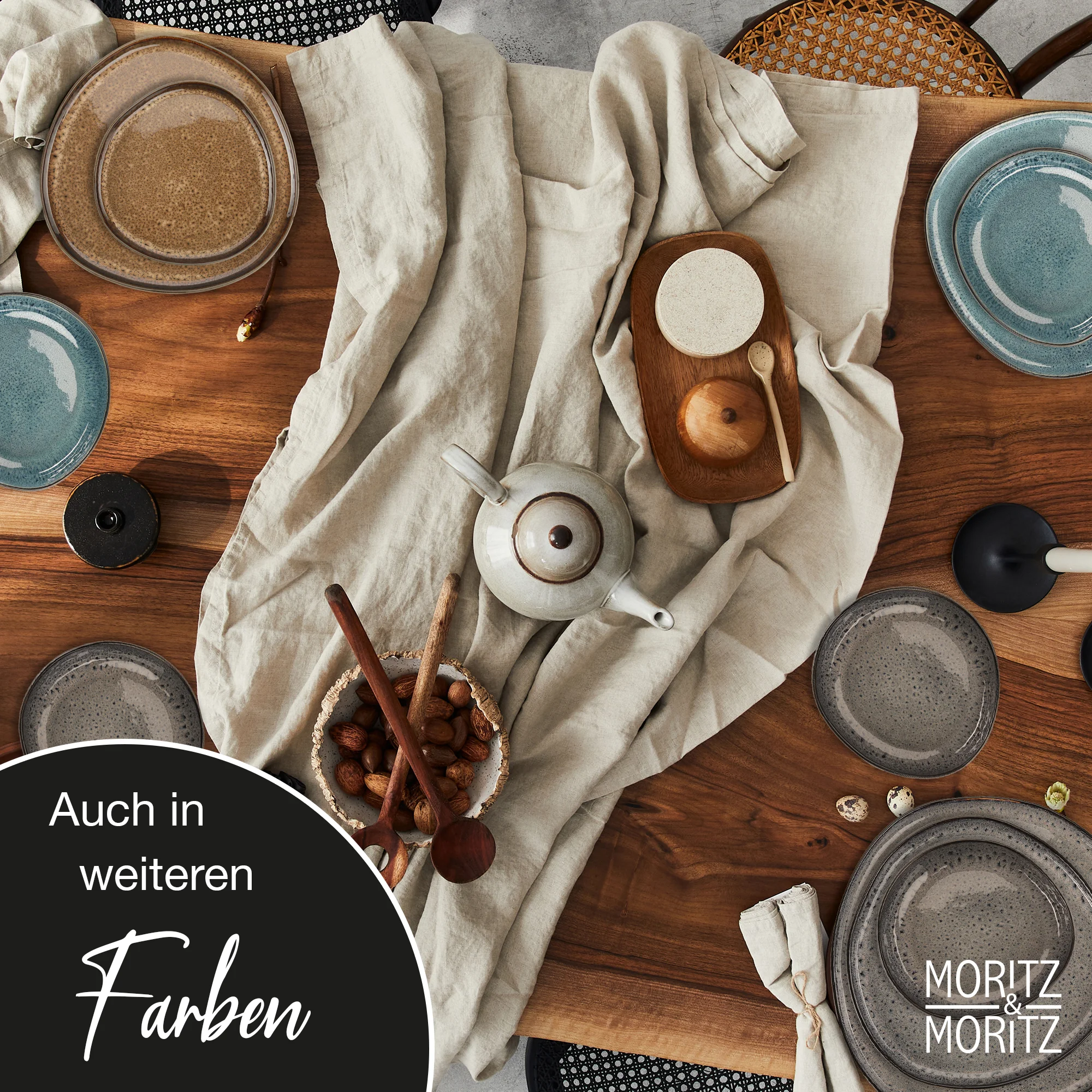 18-teiliges Geschirrset in Blau bestehend aus jeweils sechs flachen Tellern, tiefen Tellern und Frühstückstellern, aus Keramik, auf weißem Hintergrund arrangiert.