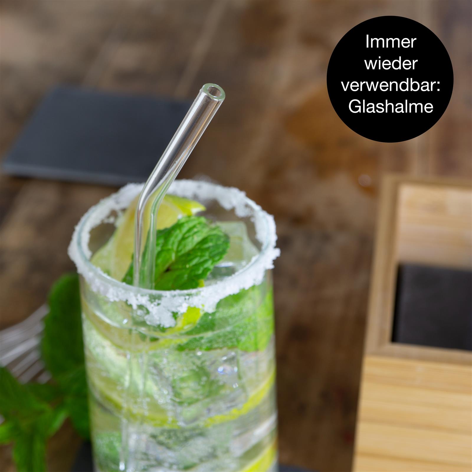 Schiefer Servierplatte mit Pfefferminz und handgemachten Pralinen – stilvolle Foodpräsentation Schiefergrauer Essteller mit saftig gegrilltem Rindersteak, verziert mit frischem Rosmarin, grobem Pfeffer und Meersalz, daneben eine grüne Pfefferschote auf dunklem Steinhintergrund – Darstellung eines hochwertigen Fleischgerichts für BBQ und Steakliebha