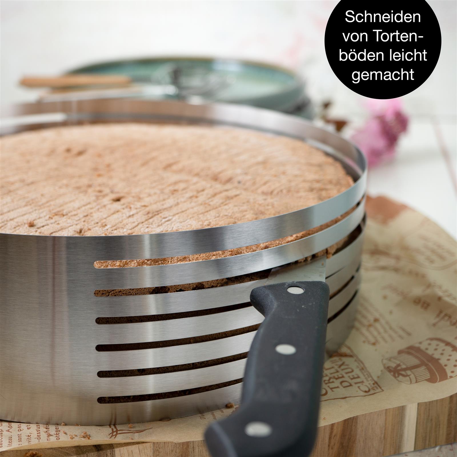 Backrahmen in Rechteckform – Hochwertiges Backzubehör für gleichmäßige Schnitte Ein verstellbarer Backrahmen aus Edelstahl, ideal zum präzisen Schneiden und Formen von Kuchen und Gebäck, auf einer weißen Oberfläche platziert.