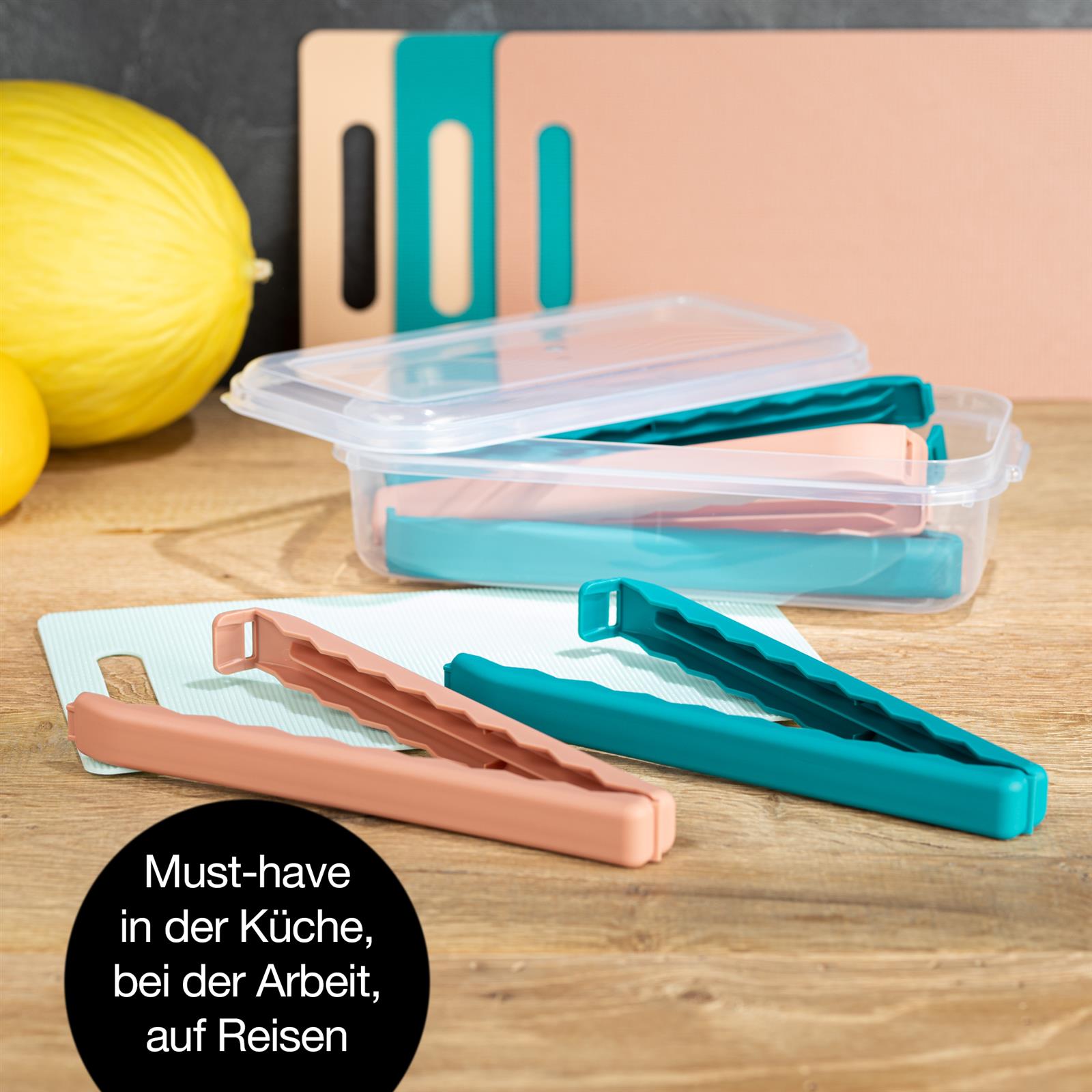 Ein Set bunter XXL-Verschlussclips in verschiedenen Farben und Größen auf einem Tisch arrangiert, ideal zum luftdichten Verschließen von Beuteln und Verpackungen in der Küche.