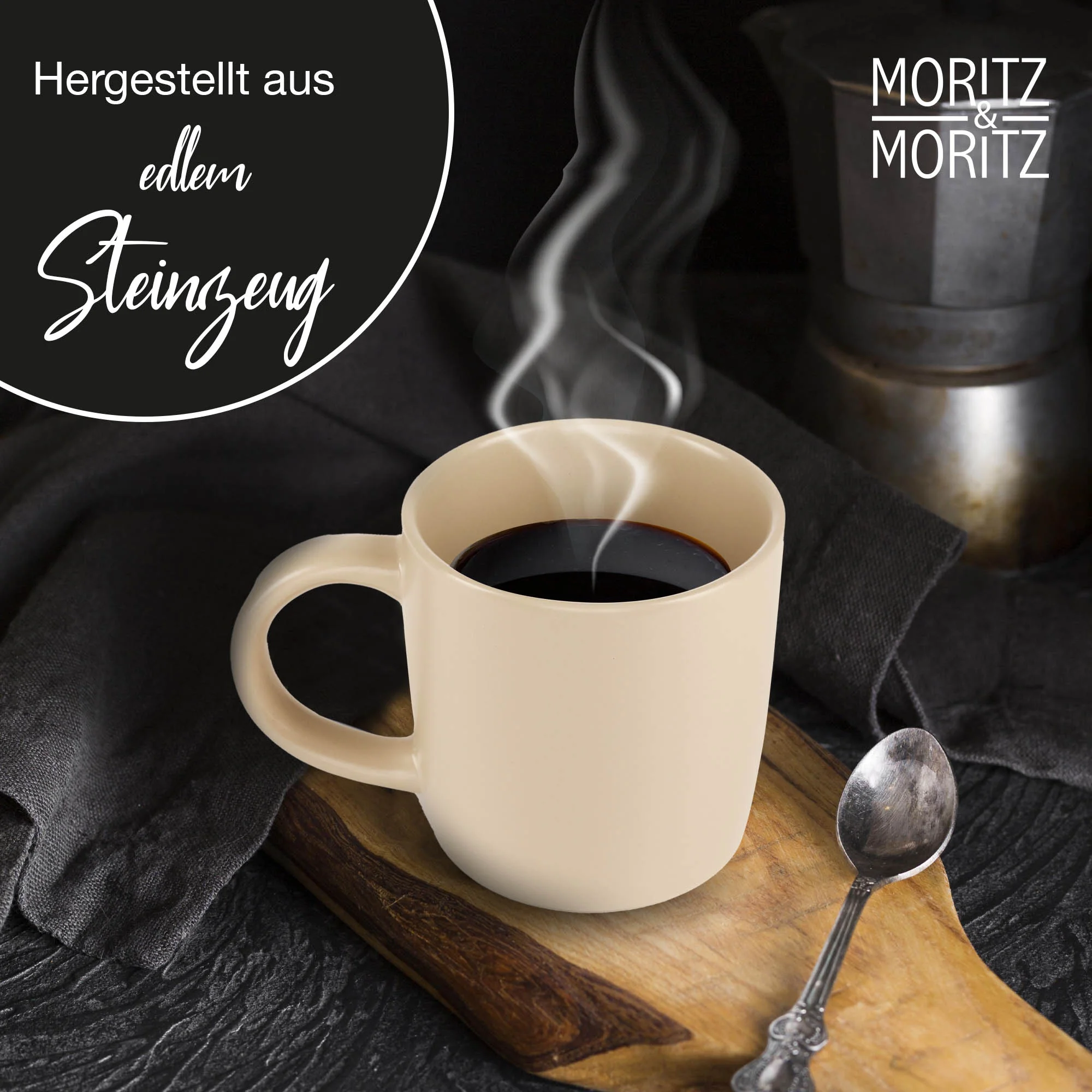 Vier stapelbare, beigefarbene Kaffeetassen aus Keramik mit runder Form und großem Henkel