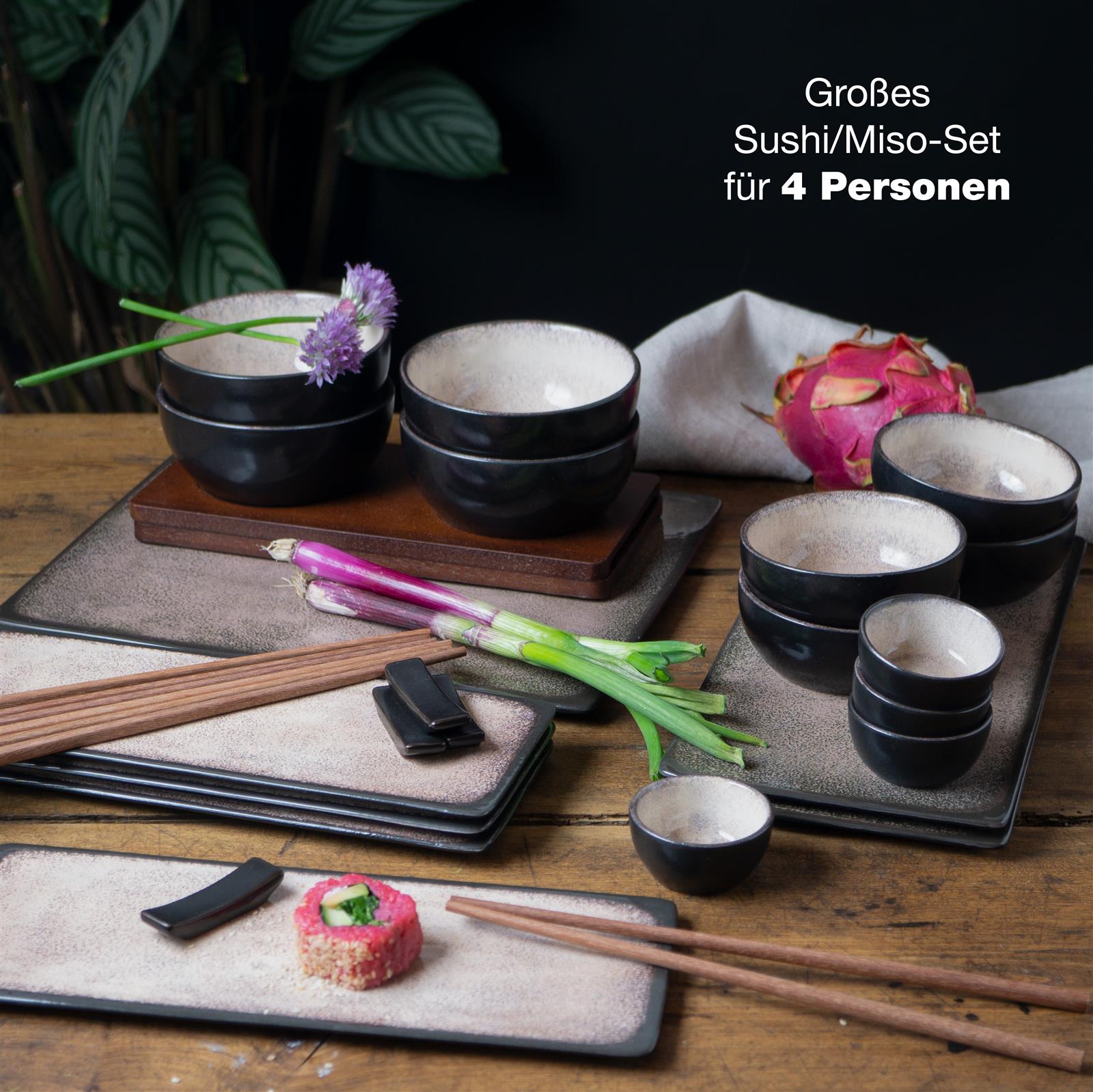 29-teiliges beiges Sushi-Set aus Keramik auf hellem Untergrund, bestehend aus Sushi-Tellern, Sojasaucenschälchen