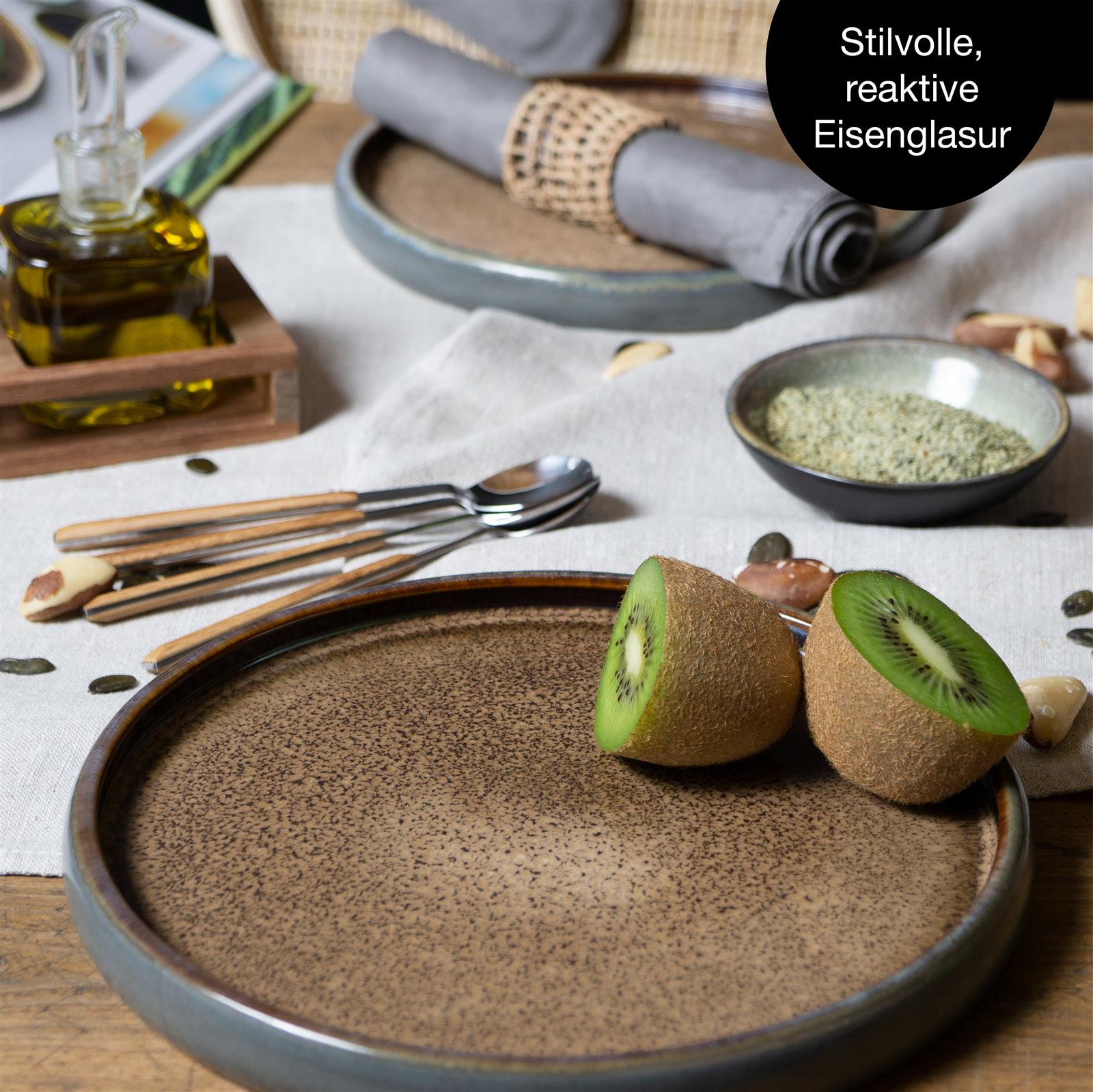 Set aus vier Gourmet-Desserttellern in reaktiver Glasur, beige Farbtöne, angerichtet auf einem dunklen Untergrund