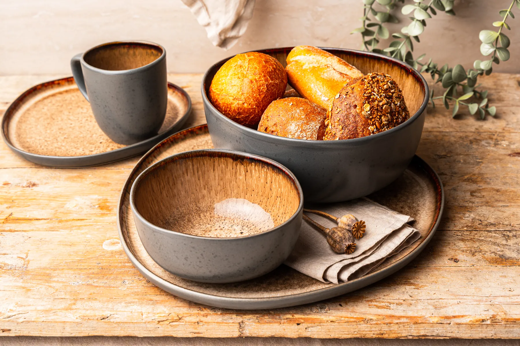 ORGANIC Geschirr in Beige mit Brötchen, Schale, Teller und Becher auf Holz