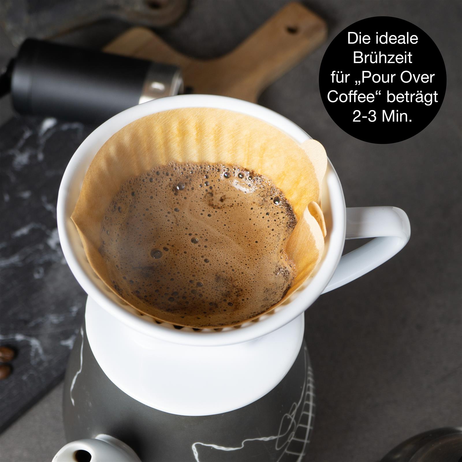 Nahaufnahme eines naturbraunen, ungebleichten Kaffeefilters der Größe 2, stehend vor neutralem Hintergrund
