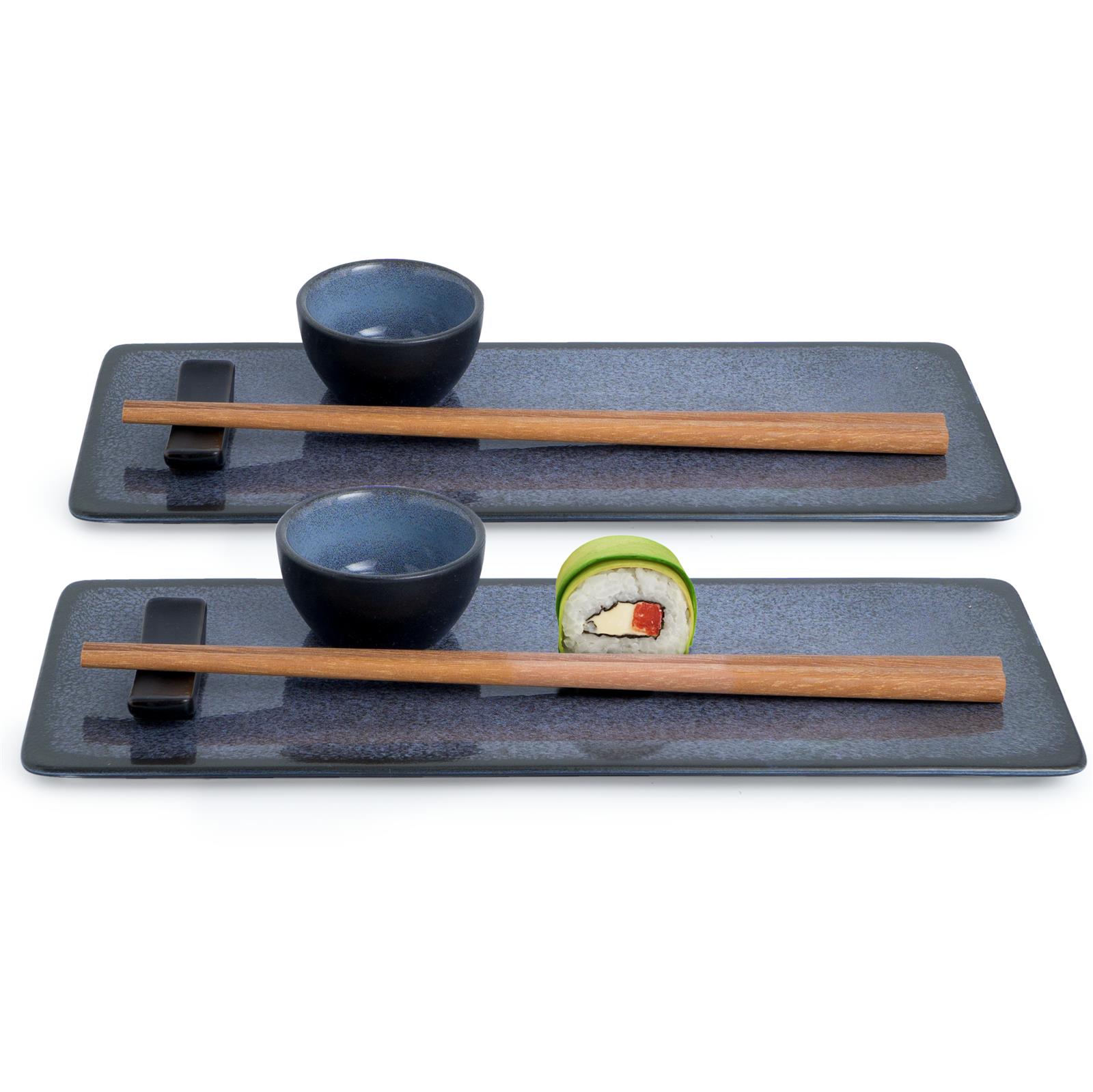 10-teiliges Sushi-Set in Blau aus Keramik mit Essstäbchen und Schälchen – Moritz & Moritz Gourmet Set 10-teiliges Sushi-Set in Blau auf hellem Untergrund, bestehend aus zwei rechteckigen Tellern, zwei kleinen Schälchen, zwei Paar dunkelbraune Essstäbchen mit passenden Ablagen sowie einer weißen Geschenkbox mit japanisch inspiriertem Design.
