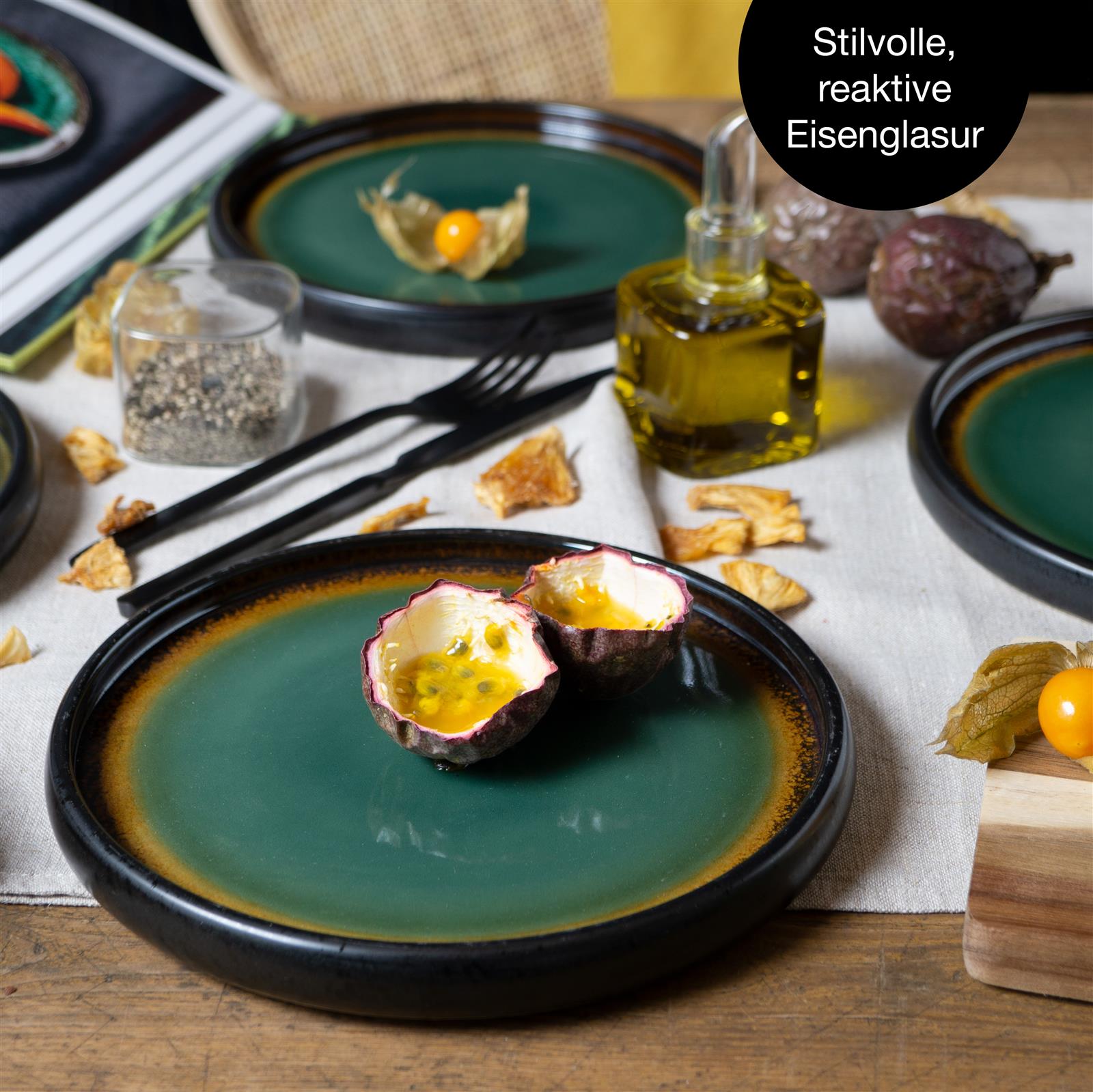 Ein 4-teiliges Gourmet Dessert Teller Set in reaktivem Grün und Braun