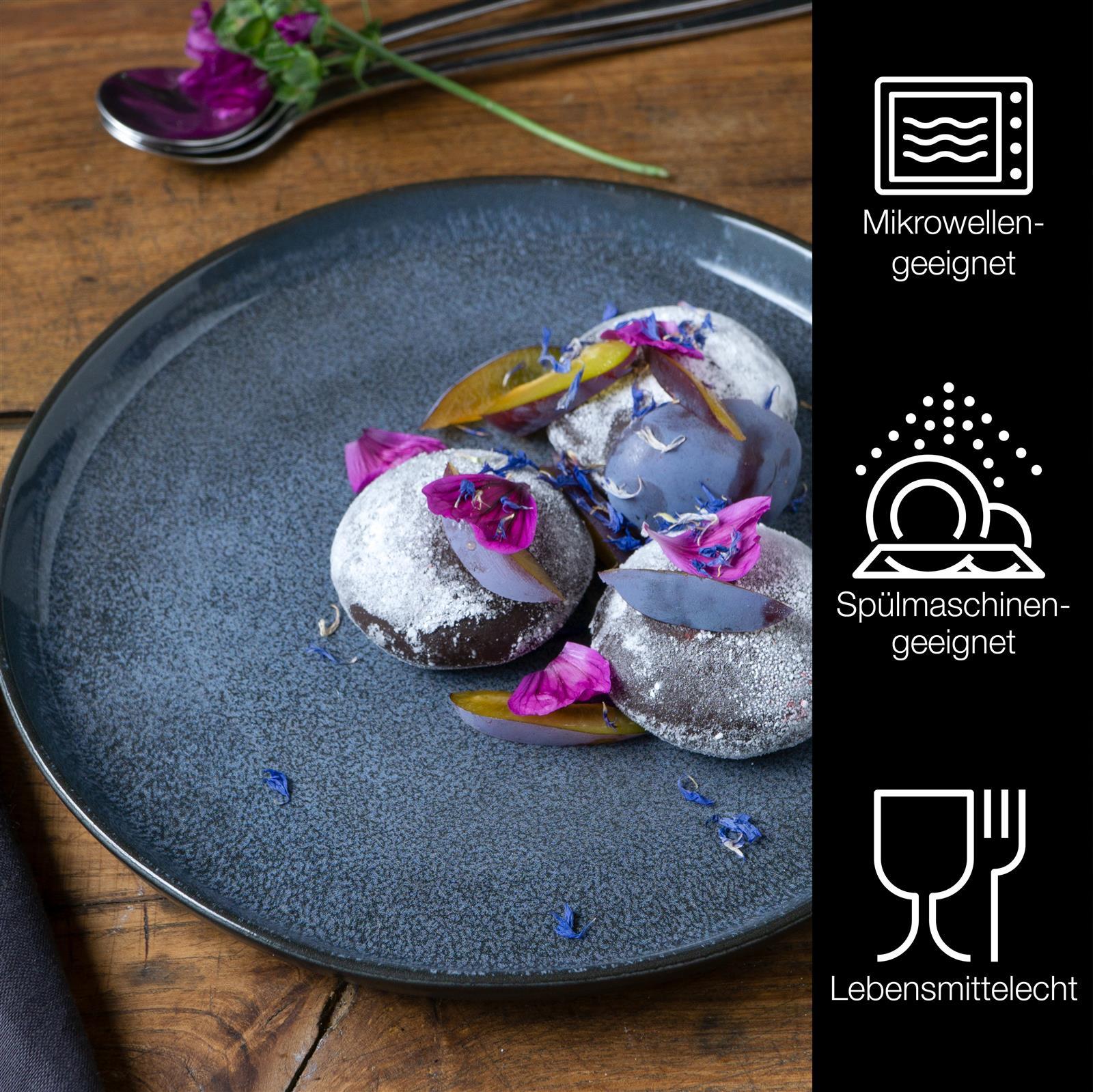 Tellerset in Blau, Sechs blaue Gourmet-Salatteller aus Glas in Design, symmetrisch auf weißem Untergrund arrangiert