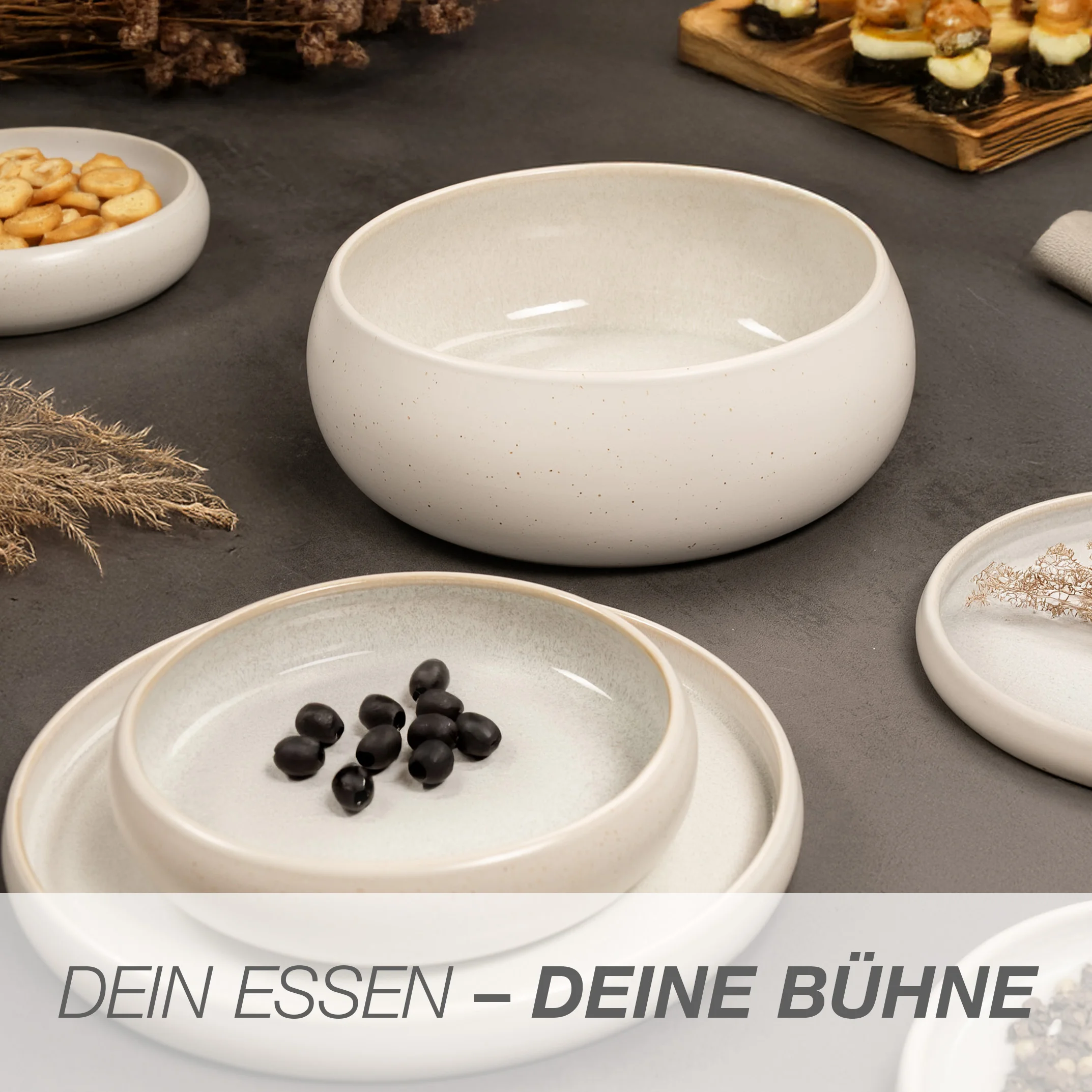 SOLID UNI Servierschale Creme, in der Hand gehalten