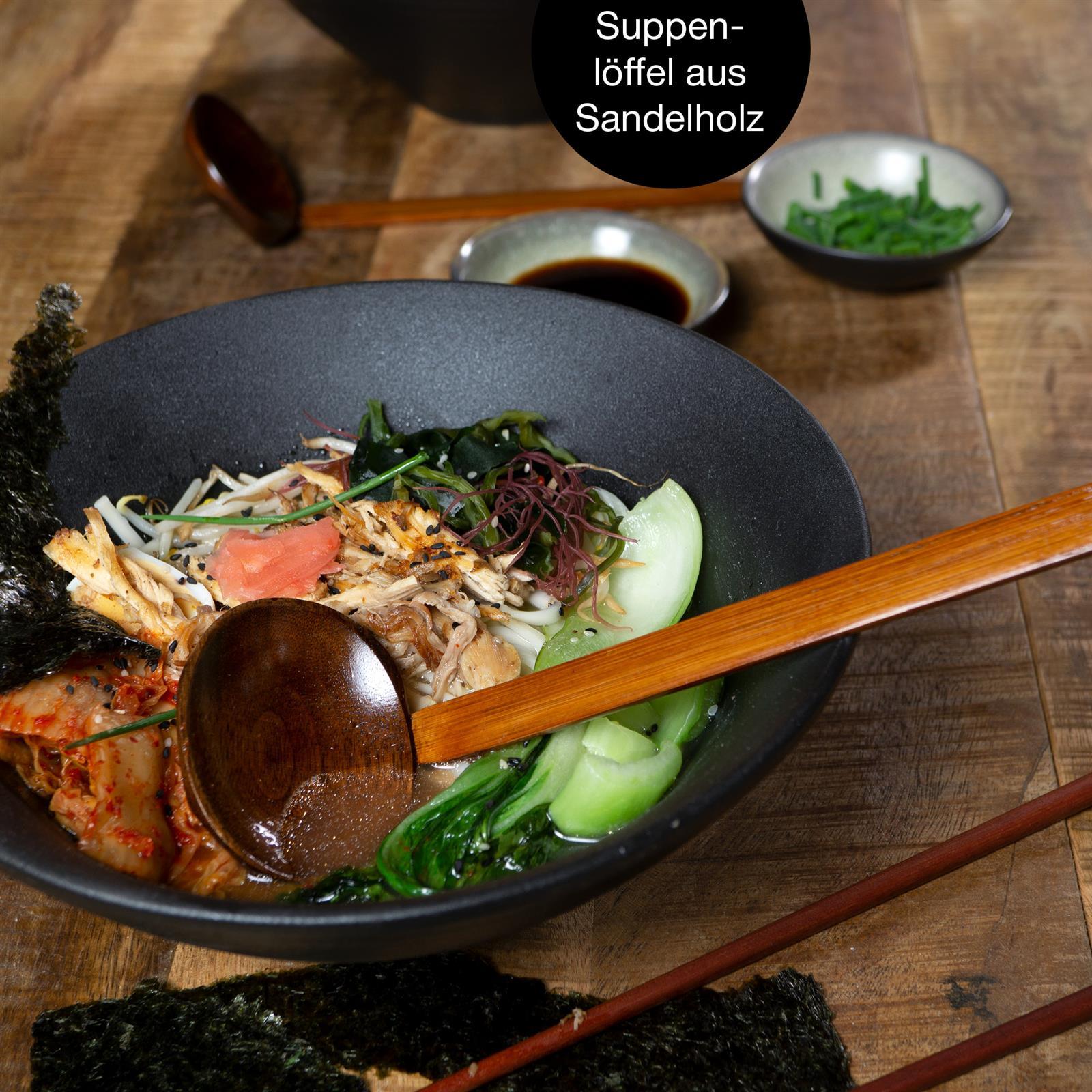 Schwarze Gourmet-Ramen-Schalen im 2er Set mit elegantem Rillendesign, stilvoll präsentiert auf einem dunklen Hintergrund. Perfekt für asiatische Gerichte und moderne Kücheneinrichtungen.