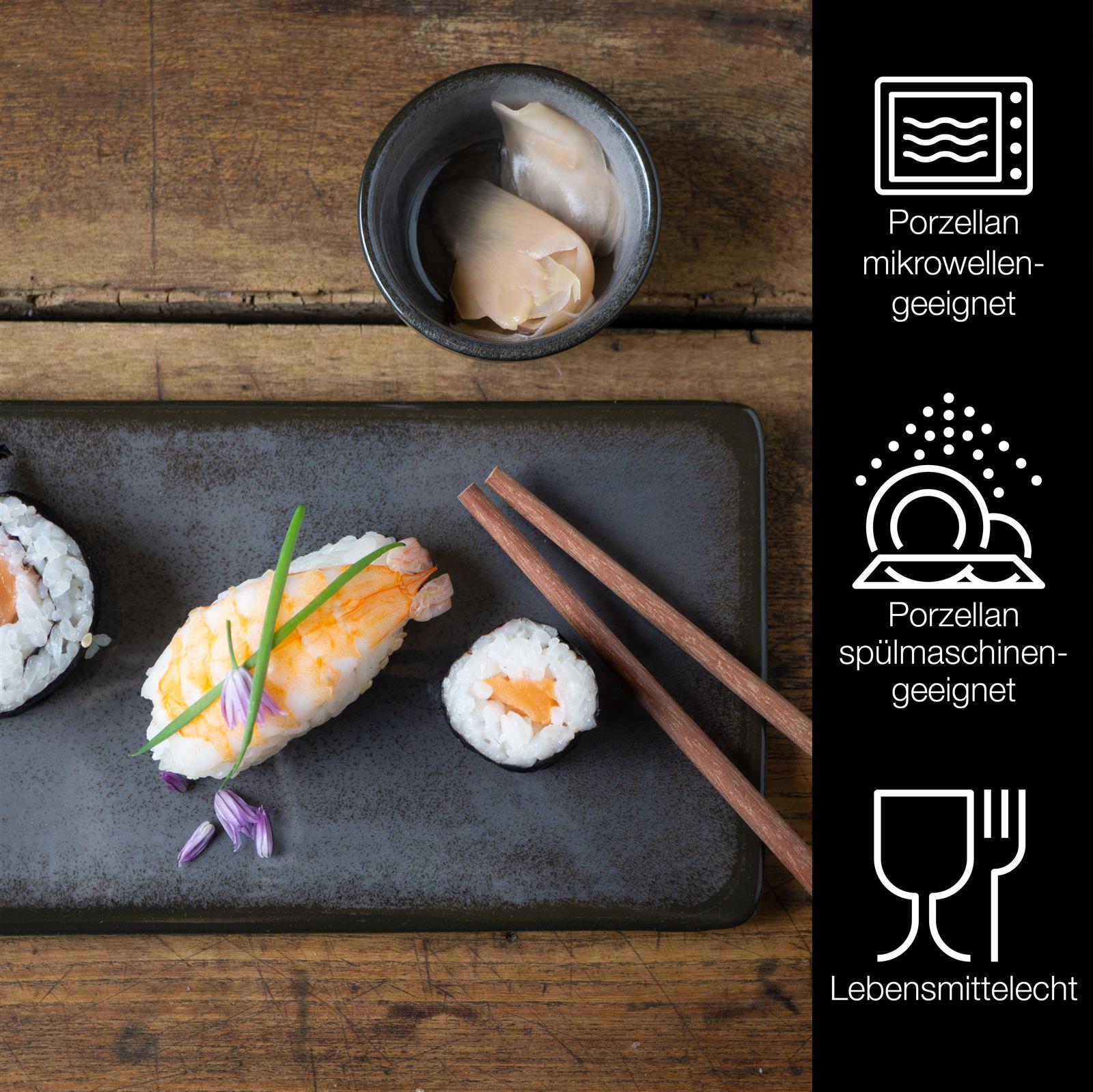 Zehnteiliges Sushi-Set in Grau auf einem hellen Untergrund, bestehend aus zwei rechteckigen Tellern, zwei kleinen Schälchen