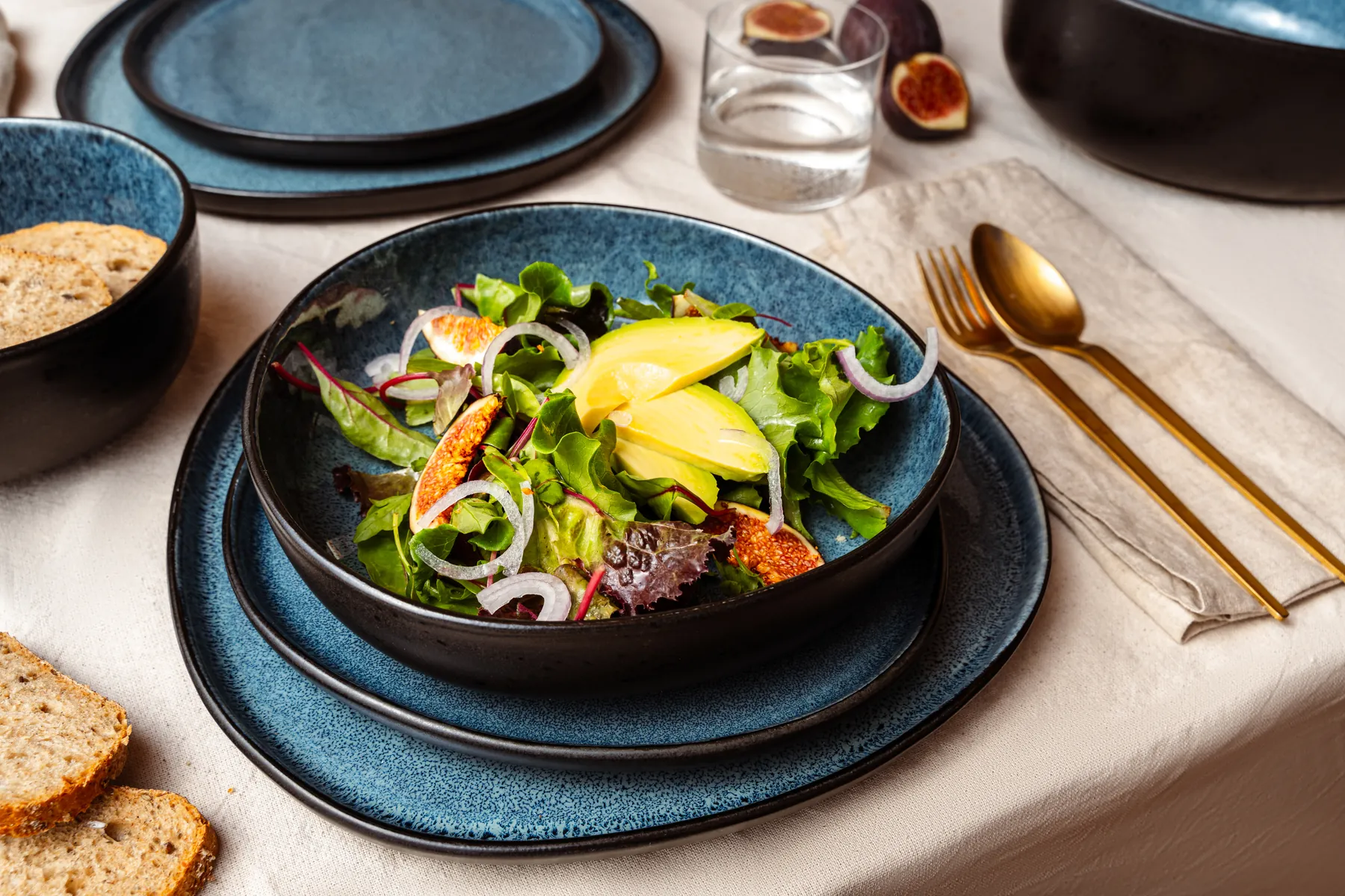 ORGANIC Teller und Schale in Blau mit Salat auf einem gedeckten Tisch