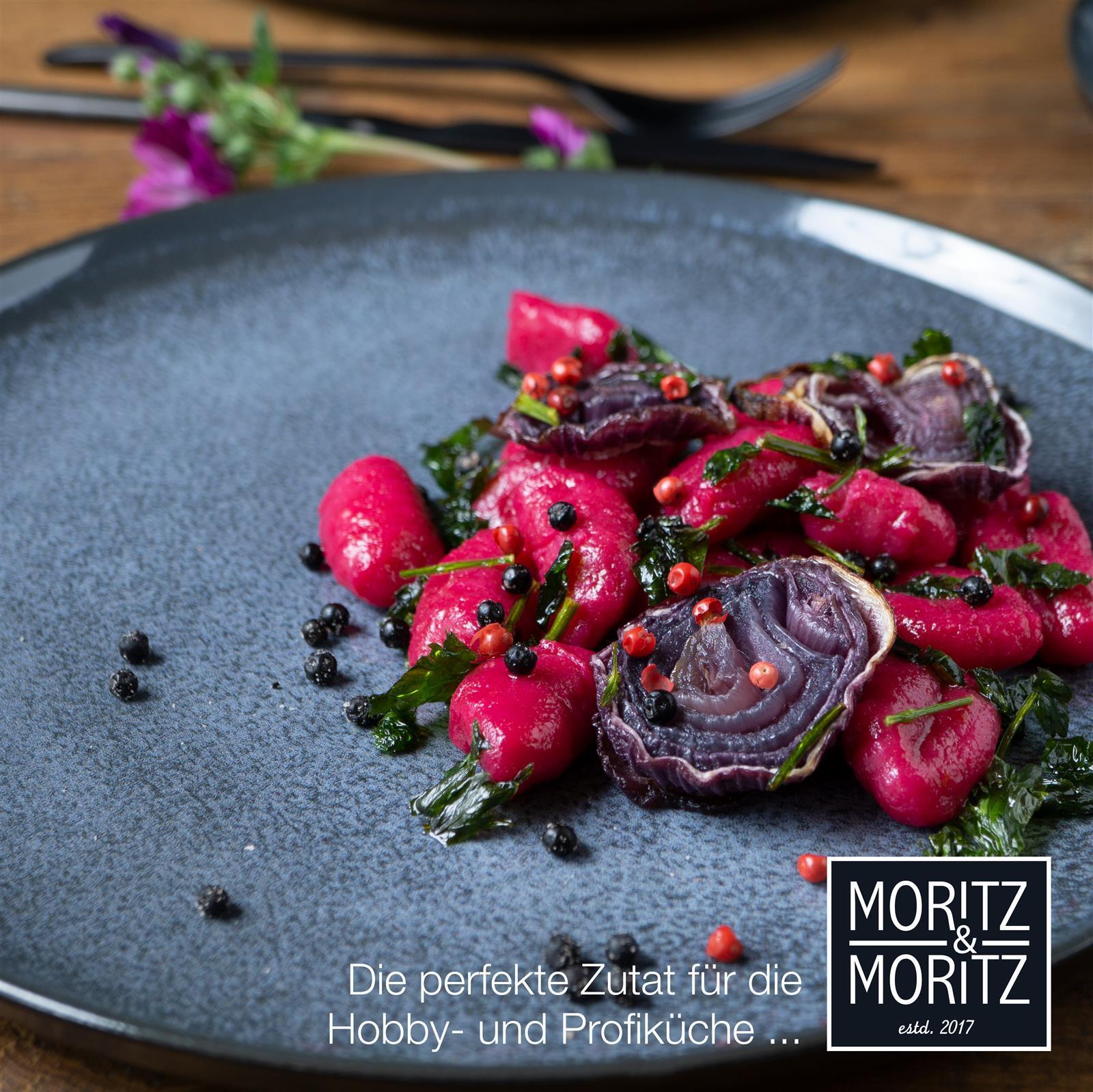 Sechsteiliges blaues Gourmet-Dinnerteller-Set auf hellem Untergrund arrangiert, Geschirr mit feiner Maserung