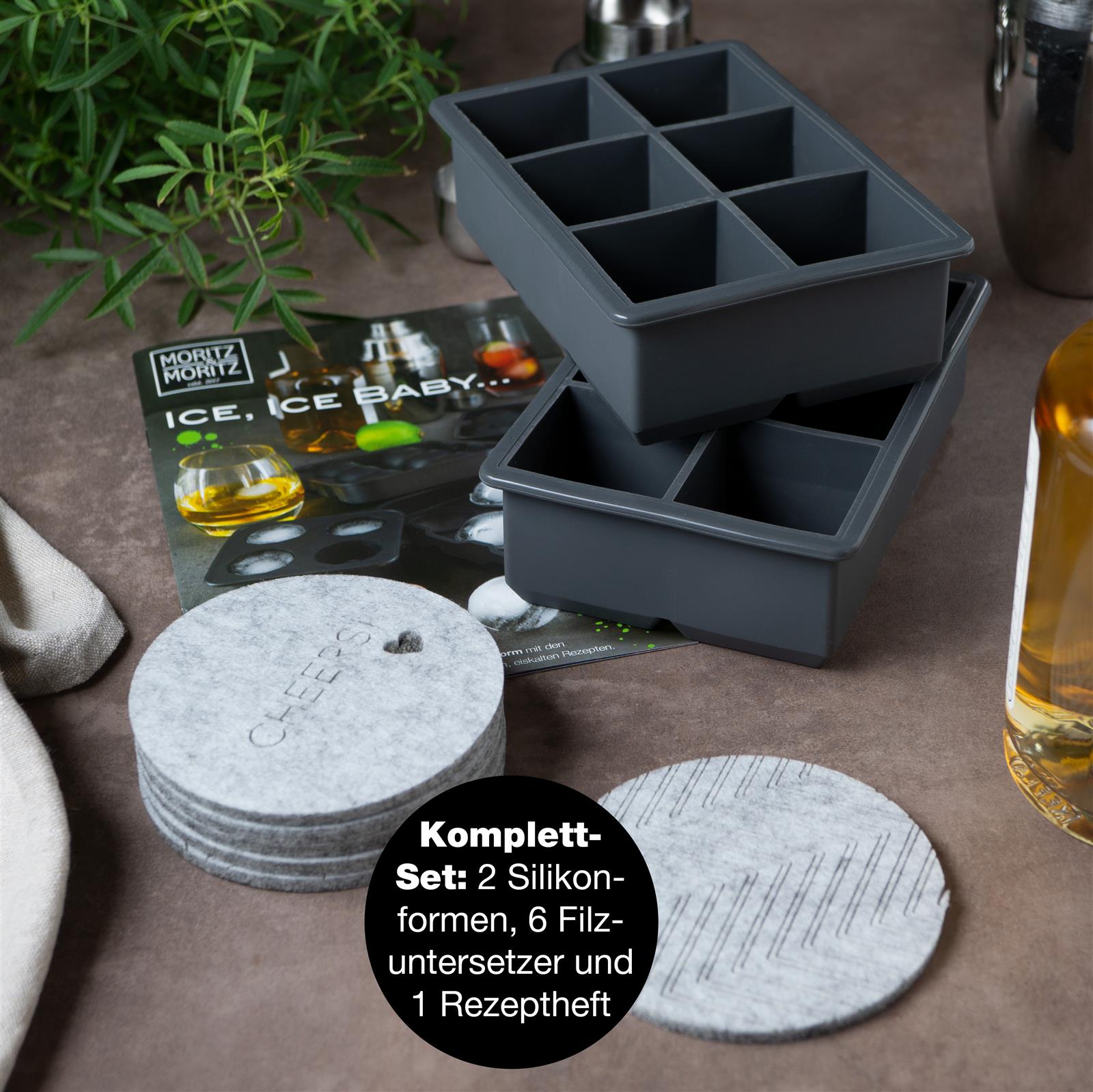 Eckiges Serviertablett aus Holz mit stilvollem Design Ein elegantes, quadratisches Geschirrset mit schlichtem, weißen Design, das auf einem hellen Holztisch präsentiert wird und sich ideal für moderne Tischdekorationen eignet.