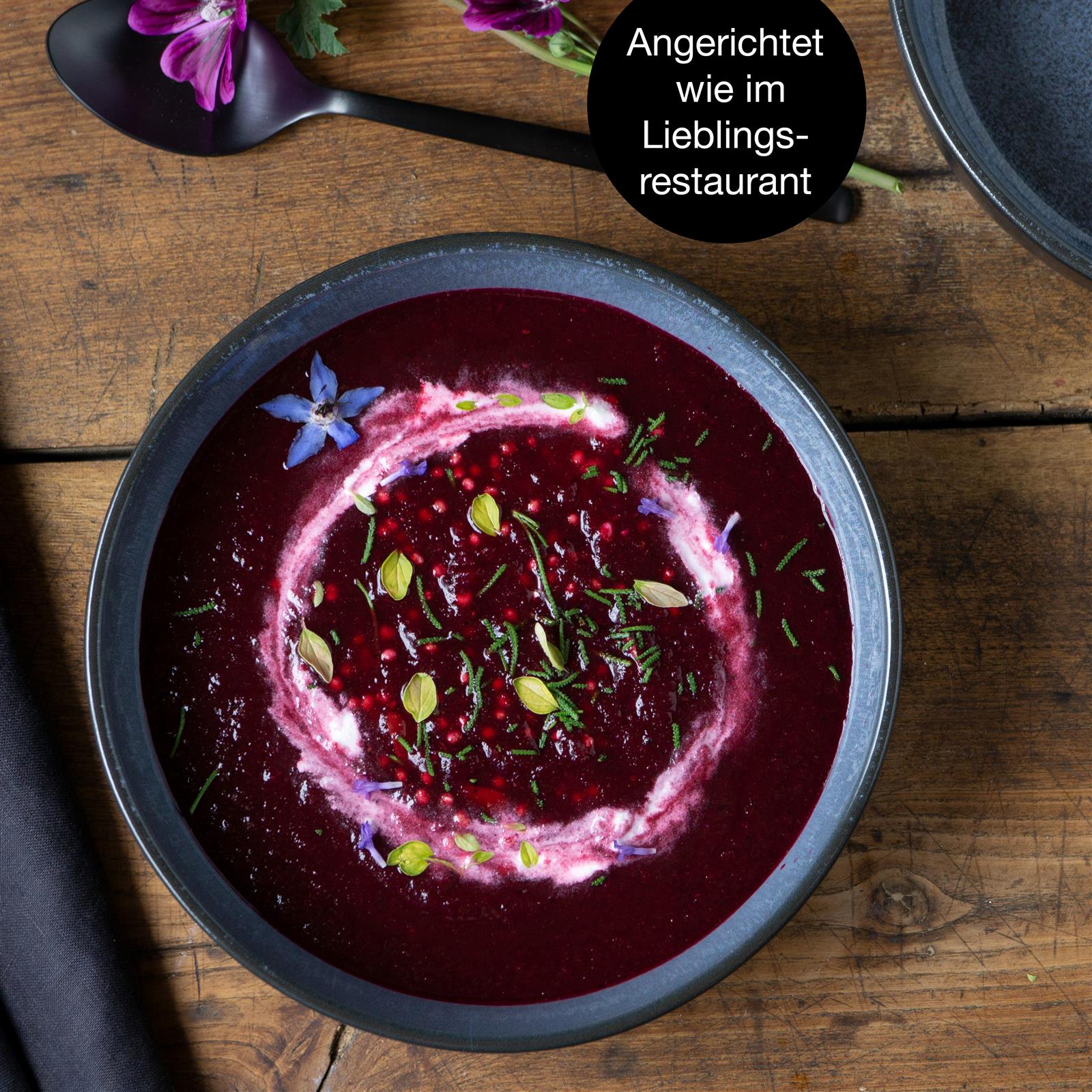 Sechs blaue Gourmet-Suppenteller aus Keramik mit feiner Rillenstruktur, auf einem hellen Holztisch arrangiert