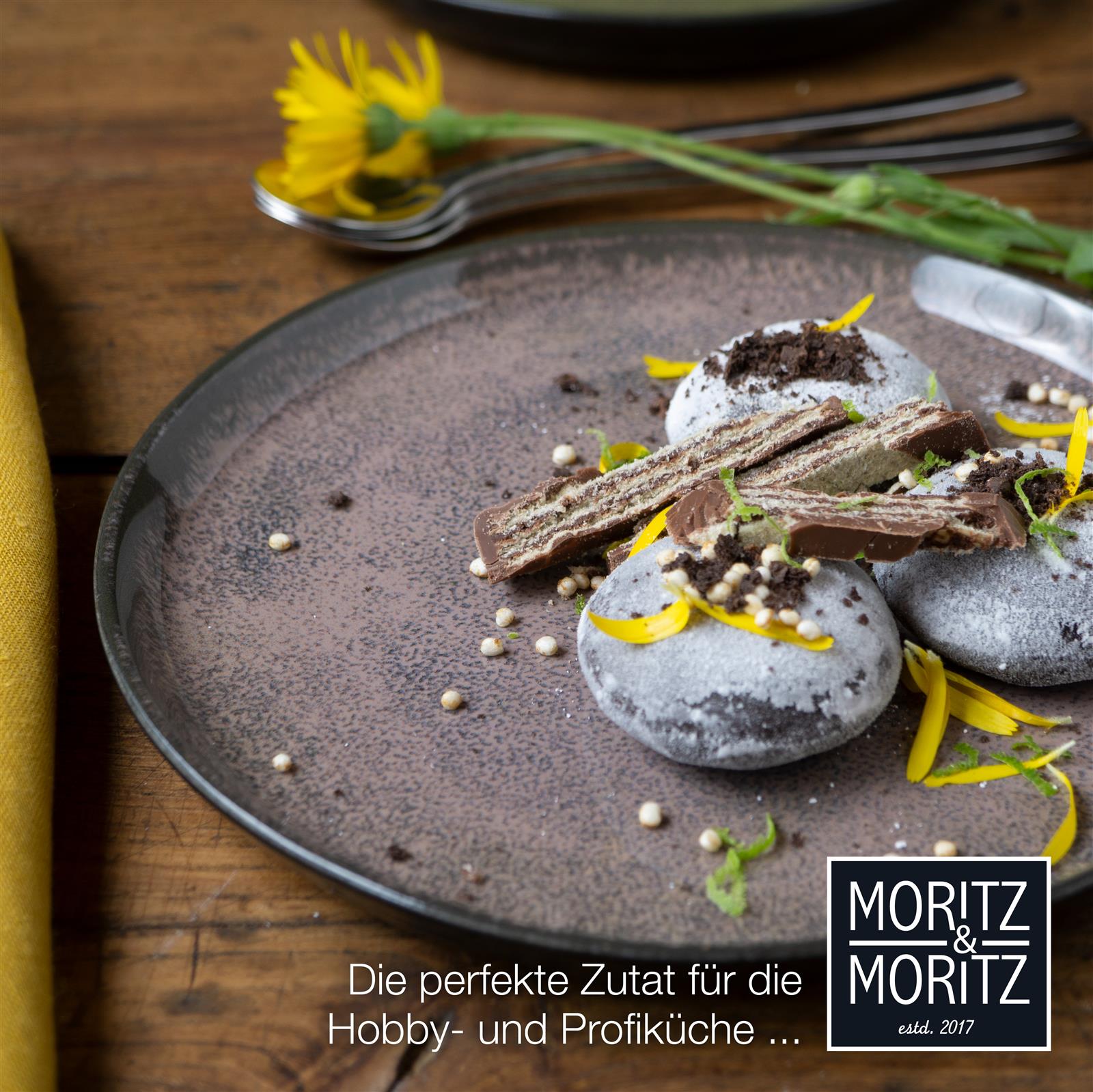 Sechs unterschiedlich gemusterte Salatteller aus der "Vintage"-Kollektion, ausgebreitet auf dunklem Untergrund