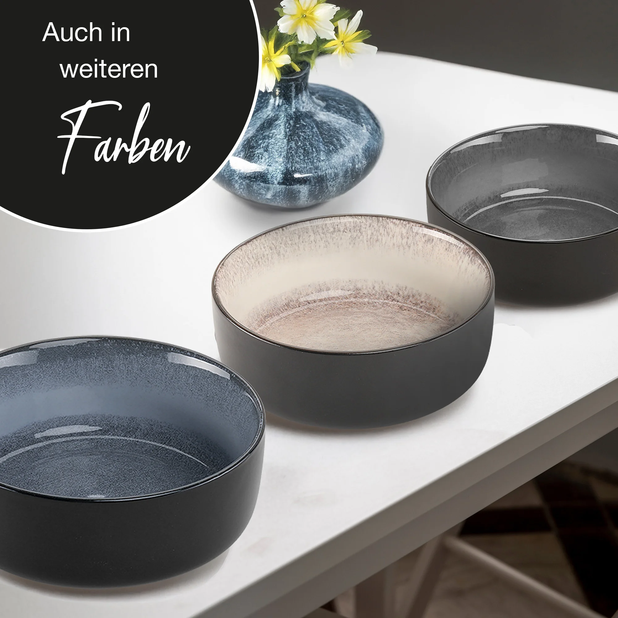 Müslischale in Blau, Sechs blaue Schalen aus Glas, ineinander gestapelt, auf weißem Hintergrund, aus Keramik