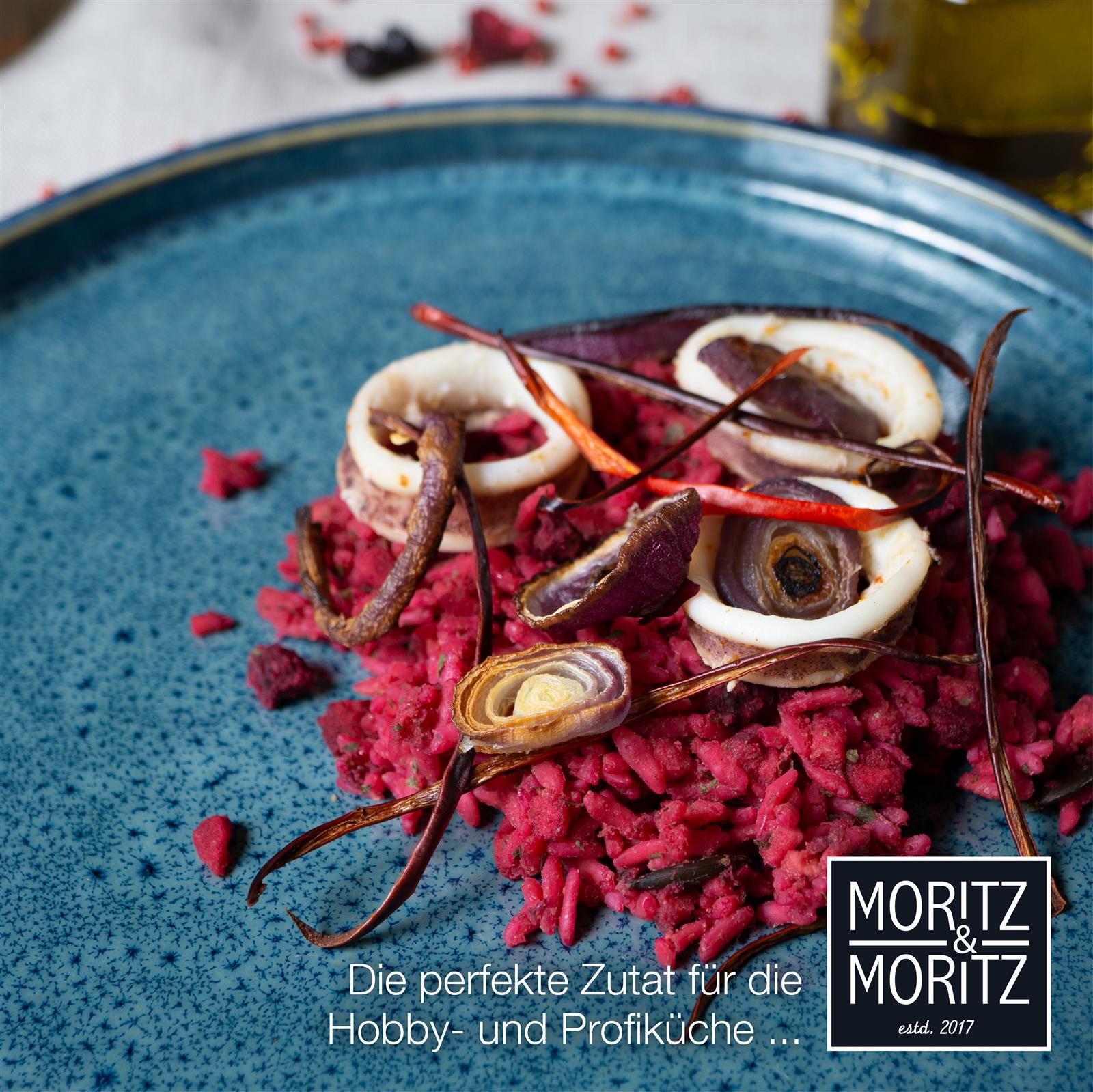 Moritz & Moritz Geschirrset Blau – 16-teiliges Tafelservice aus hochwertigem Porzellan Moritz & Moritz Geschirrset in Blau, bestehend aus flachen Tellern, tiefen Tellern, kleinen Schalen und Bechern, auf einem hellen Untergrund präsentiert. Das Geschirr zeigt eine gleichmäßige Farbgebung mit dunklem Rand und leicht gesprenkelter Oberfläche.