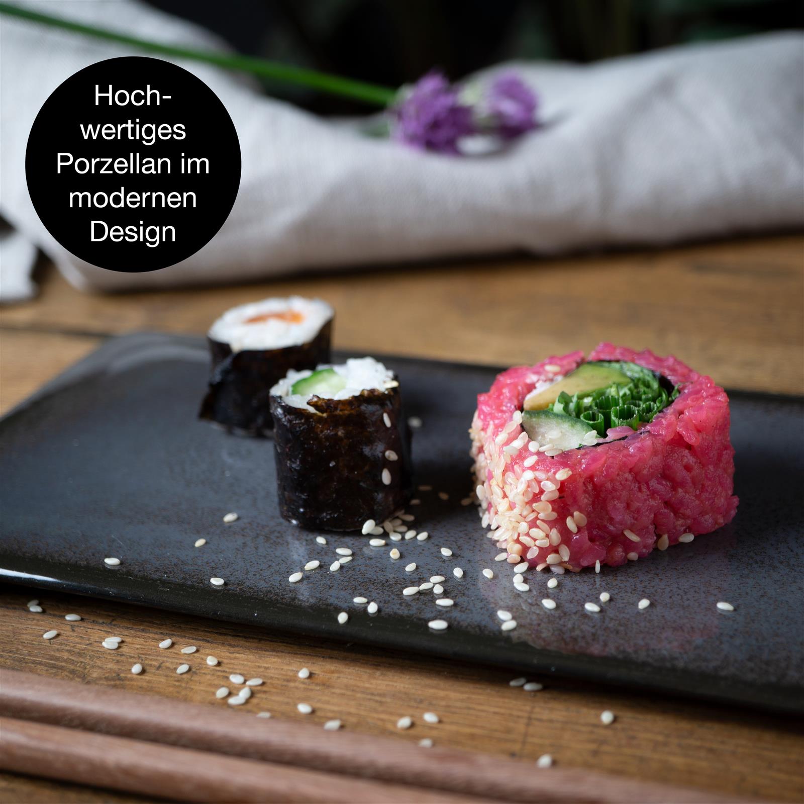 Graues 10-teiliges Sushiset auf hellem Untergrund, bestehend aus zwei rechteckigen Tellern mit Sushi, zwei kleinen Dipschalen