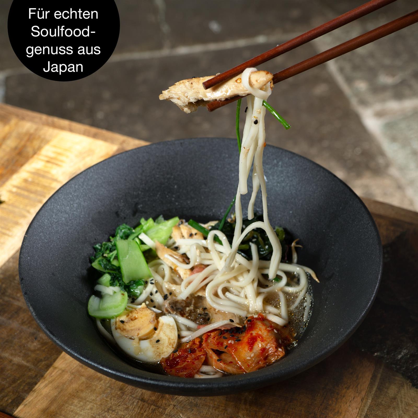 Hochwertige schwarze Gourmet-Ramen-Schalen im 2er-Set mit attraktiven Rillen, ideal für stilvolles Servieren asiatischer Gerichte.